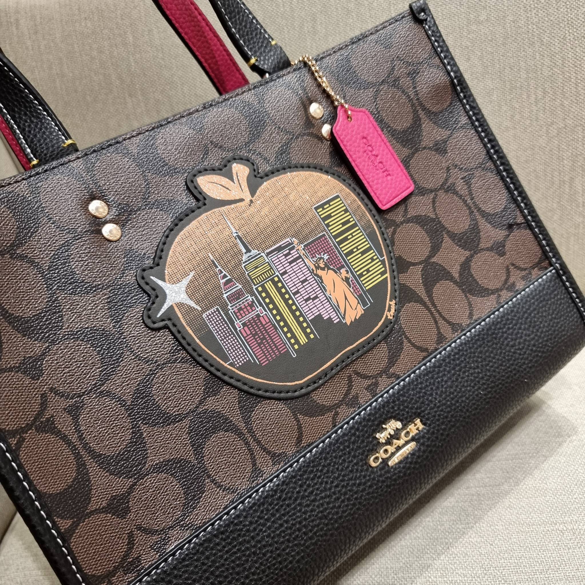 OUTLET 】COACH C6921 DEMPSEY CARRYALL IN SIGNATURE CANVAS WITH SOUVENIR SKYLINE APPLE ใหม่ล่าสุด จัดใหญ่ให้ไปเลย!! กระเป๋าทรงโท้ทไซส์ใหญ่กำลังสวย ใส่ของได้แบบจุๆ โดดเด่นด้วยโลโก้สุดหรู วัสดุหนังแคนวาสคุณภาพดีสลับหนัง pepble ภายในกระเป๋าเป็นช่องโล่ง ใส่ของส