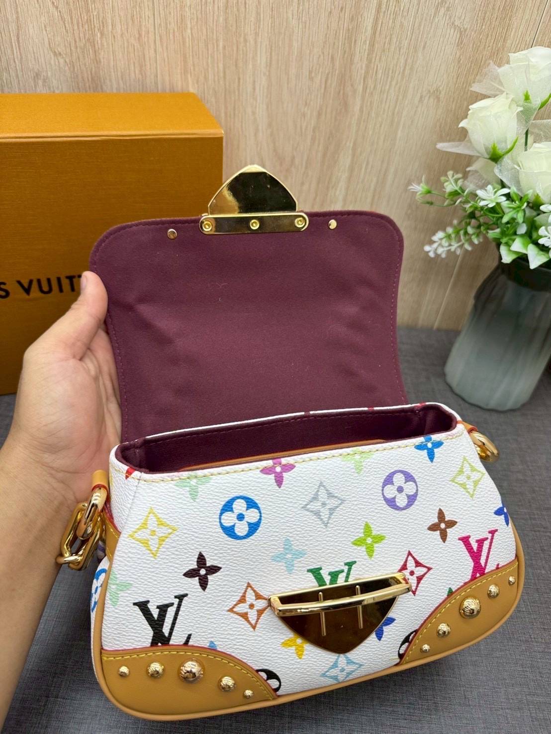 ORI หนังแท้ | Lv Marilyn White Multicolor Monogram Canvas Shoulder Bag กระเป๋าสะพายสไตล์วินเทจ ดีไซน์สีสันสดใสน่ารัก มีชีวิตชีวา โดดเด่นด้วยตัวล็อคด้านหน้าแบบกดขนาดใหญ่ จะถือแบบคล้องแขนหรือสะพายไหล่ก็ได้