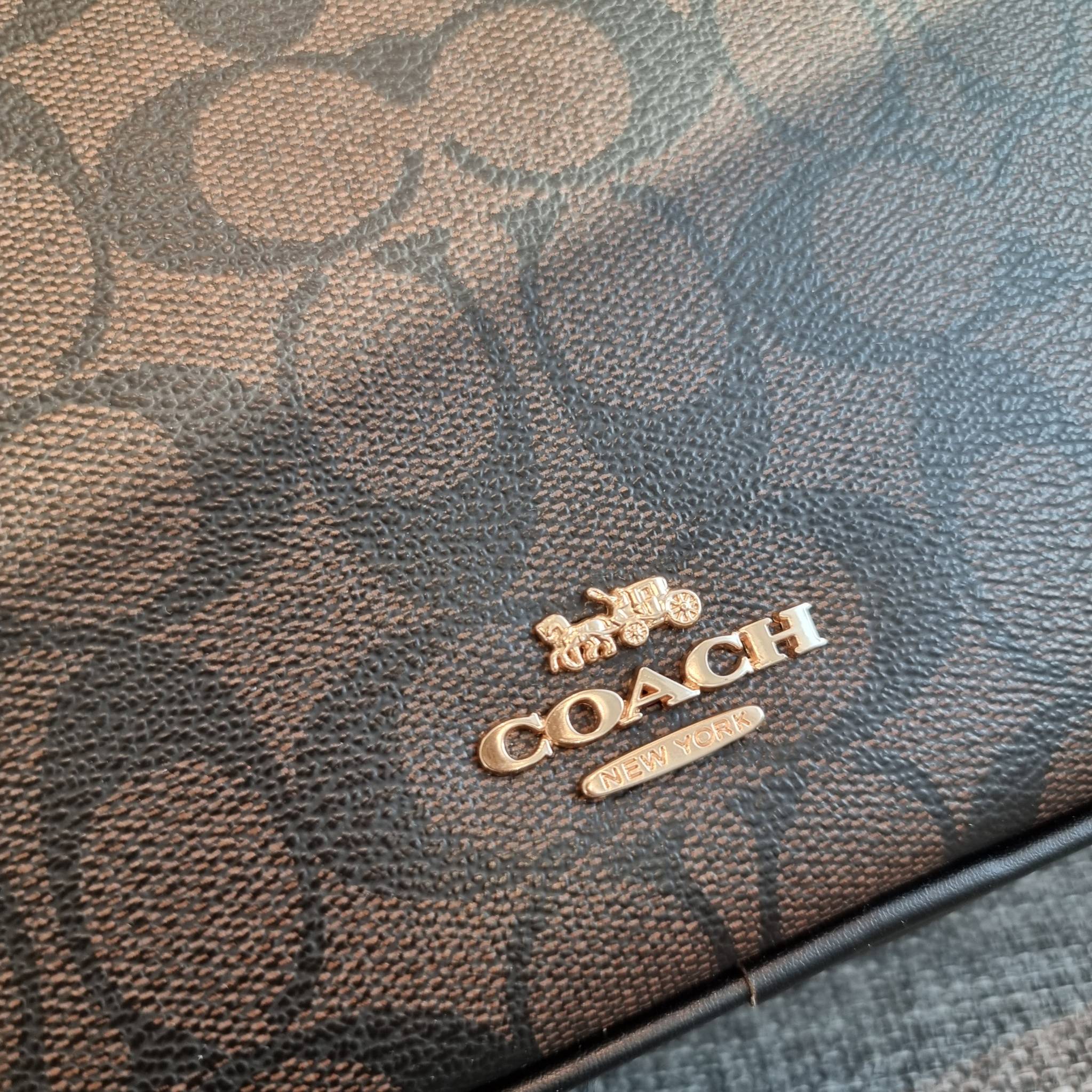 OUTLET 】COACH F68168 JES CROSSBODY IN SIGNATURE CANVAS รุ่นยอดฮิต!! กระเป๋าสะพายข้าง รุ่น 2 ซิป ใบใหญ่จุใจ สีคลาสสิคขายดี!! วัสดุหนังแคนวาสเคลือบลาย เปิด-ปิดด้วยซิป 2 ช่องหลัก ใช้งานง่าย ทรงสวยมากๆรุ่นนี้ มาพร้อมสายสะพาย crossbody ปรับได้ตามตัว ภายในใส่ขอ