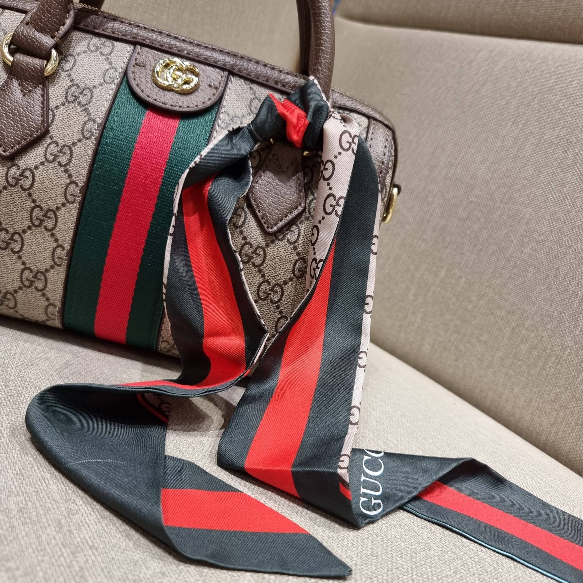 VIP 】GC CLASSIC DUFFLE BAG VIP GIFT กระเป๋าถือทรงหมอนสวยคลาสสิค สินค้าพิเศษจากเคาน์เตอร์ duty free แถมฟรี!! โบว์ผ้าลายแบรนด์ สำหรับตกแต่งหูกระเป๋า ผูกเป็นโบว์ หรือพันถนอมหูกระเป๋าก็ดูหรูมาก วัสดุหนังแคนวาส ดีไซน์แถบคาดโดดเด่น สวย หรู ใบจริงสวยมาก! เปิด-ปิ