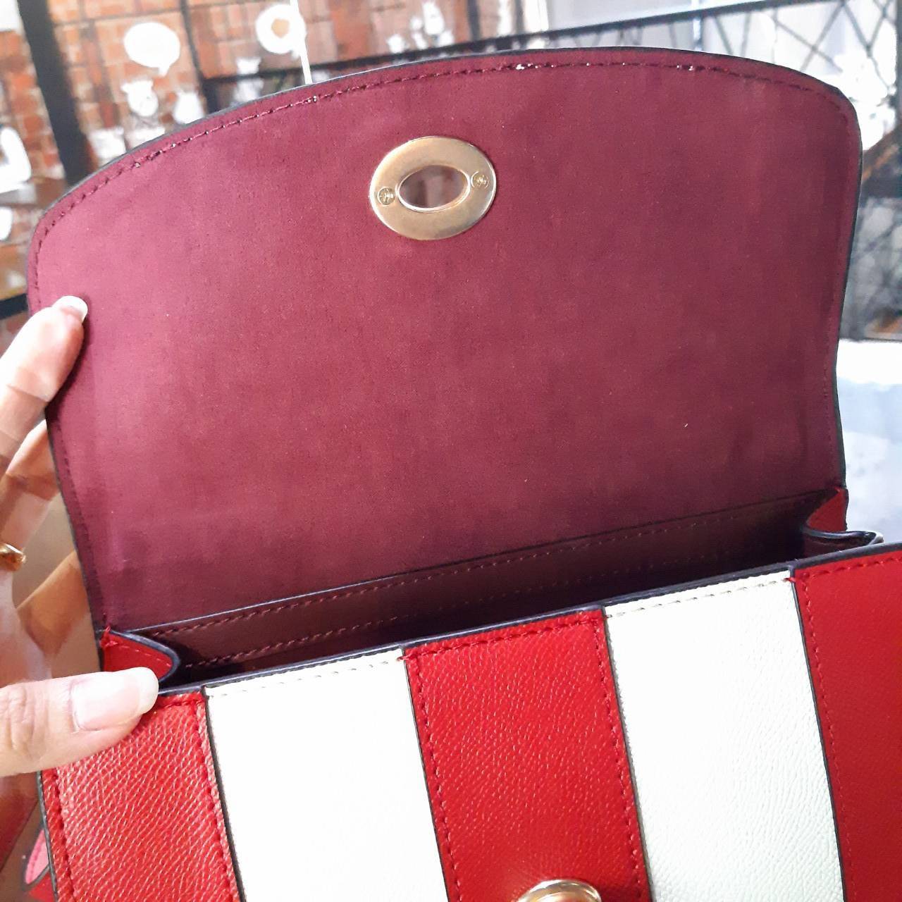 COACH TILLY SATCHEL 23 IN SIGNATURE CANVAS ((C1802//C1439/C1435)) กระเป๋า crossbody สวยหรู ขนาดใหม่ พร้อมสีมาใหม่!! ดีไซน์ย้อนยุค วัสดุหนังแคนวาสเคลือบลายสลับหนังแท้ มาพร้อมหูจับในตัว และสาย crossbody ปรับได้ตามตัว เปิด-ปิดด้วยตัวบิดล็อค ภายในโล่ง บุกำมะห