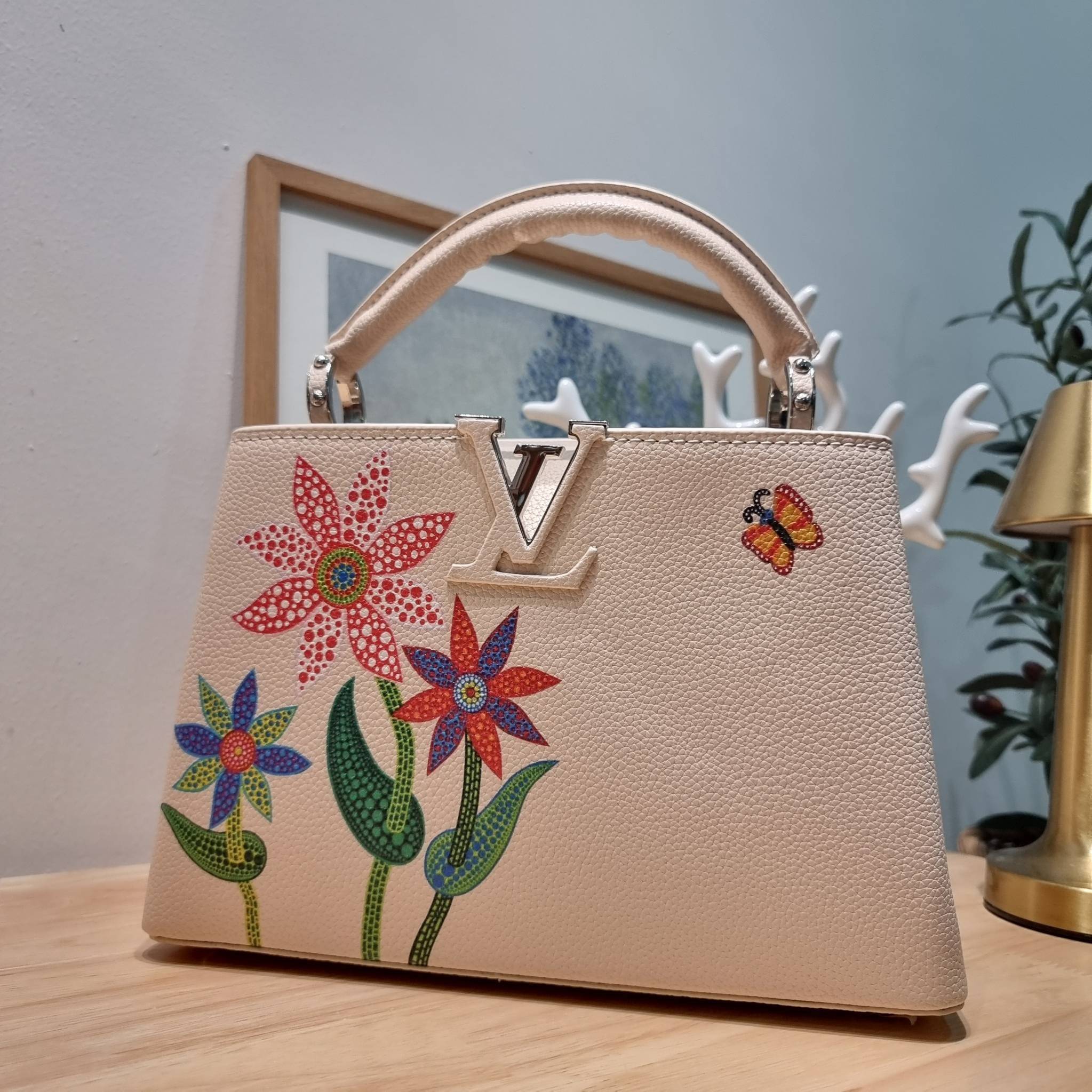 LV x YK Capucines BB / LV Bag พร้อมส่ง กระเป๋าถือสุดหรู ดีไซน์ทรงคลาสสิค ดีงามม้ากกกก!! มาพร้อมหูจับในตัว ด้วยรูปทรงวินเทจ งานปั้มสวยเป๊ะปังตามรูป