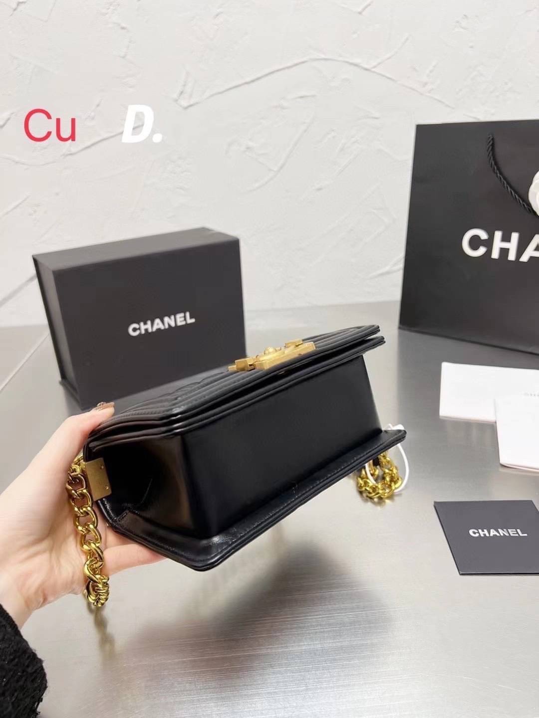 CHANEL BOY 8" กระเป๋าสะพายทรงคลาสสิค มีงานหนังเรียบ และหนังคาเวียร์ อะไหล่เงิน/ทอง ตามรูป สวยหรูมาแต่ไกล สามารถสะพายออกงานได้หลายโอกาส สวยงามไม่ผิดหวังค่ะ