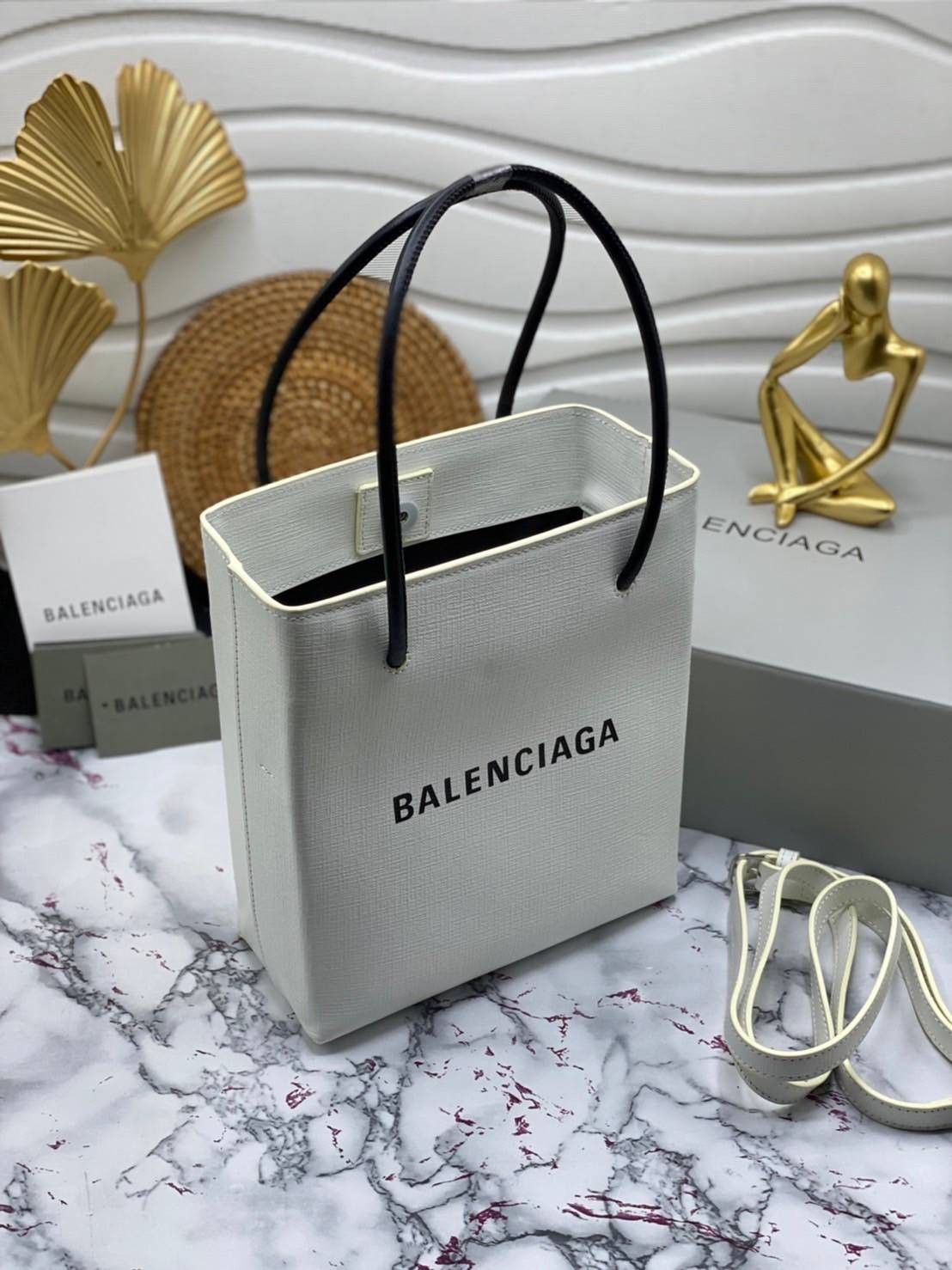 หนังแท้ BALENCIAGA XXS TOTE / Balenciaga shopping tote xxs พกกระเป๋าช้อปปิ้ง ไปทุกที่ในฤดูกาลนี้ ดีไซน์ที่ใช้ได้ทุกวันตั้งแต่หนังแบบมีเท็กซ์เจอร์ ภาพสินค้าถ่ายจากงานขายจริง ใช้งานต่างประเทศได้