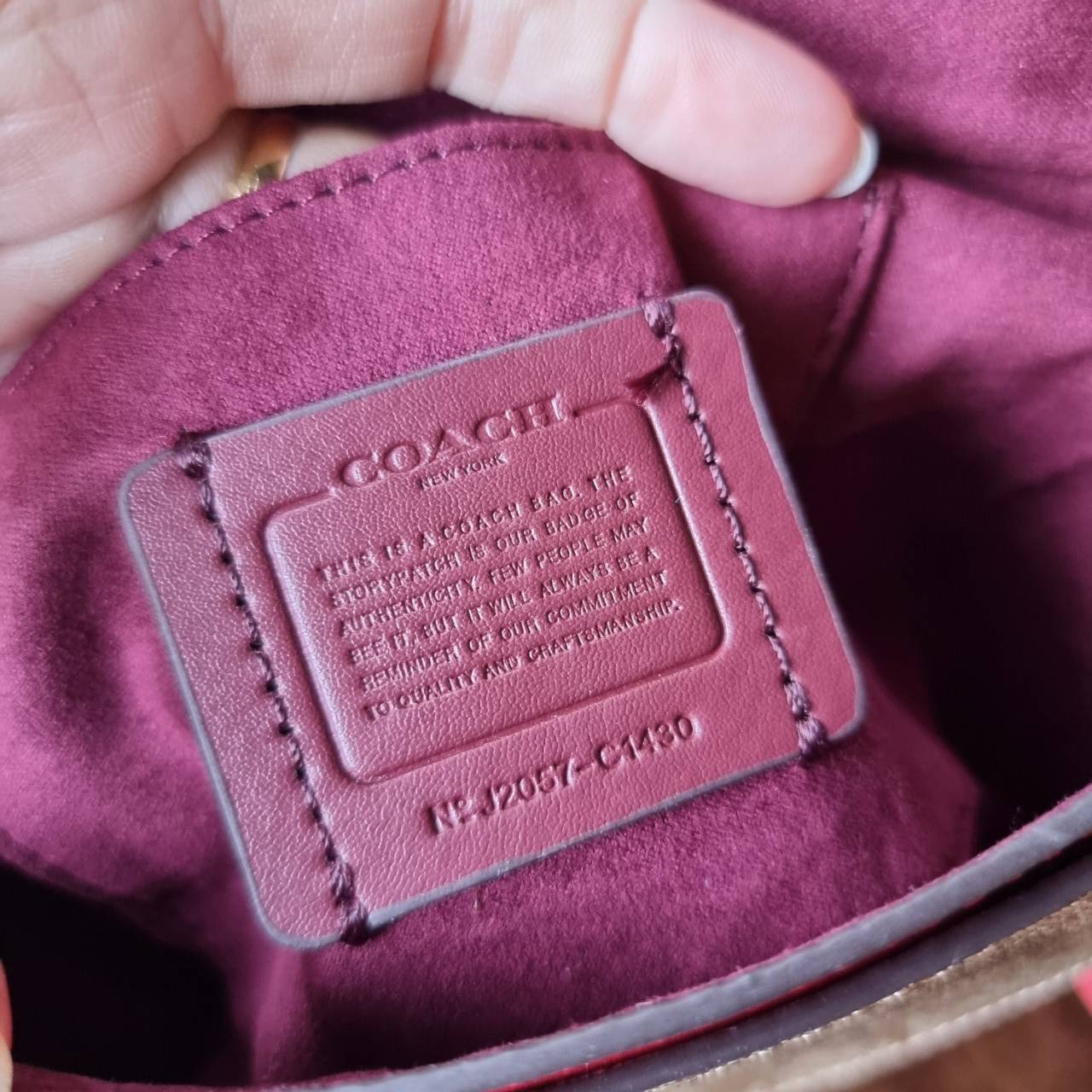 ของแท้ 💯% COACH C1430 ELLEN CROSSBODY IN SIGNATURE CANVAS กระเป๋าสะพายดีไซน์สุดเก๋ ดูดีไม่ซ้ำใคร ทรงสวยลายคลาสสิค วัสดุหนังแคนวาสเคลือบลาย ตัวขอบกระเป๋าเป็นหนังแท้