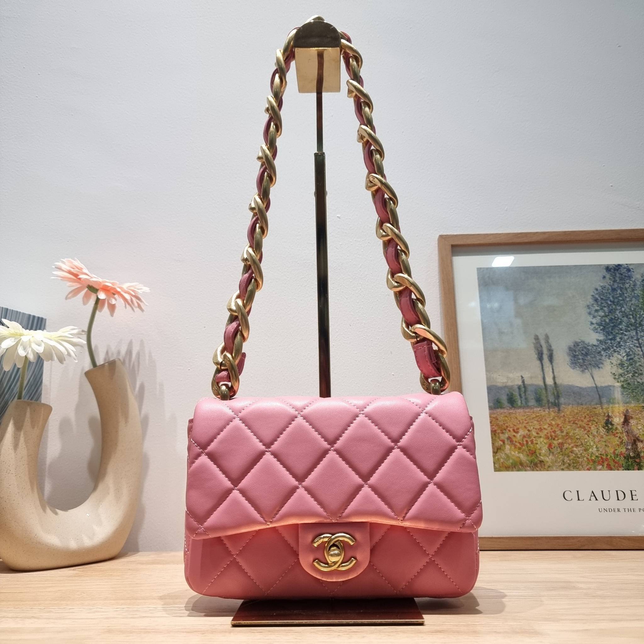 Chanel chunky chain bag สวยฟาดย้อนยุคความหรู ในราคาที่จับต้องได้ กับกระเป๋าสะพายไหล่ ไซส์กำลังสวย โดดเด่นด้วยสายสะพายโซ่สลับหนังเส้นใหญ่ ทนทาน ดูแพง