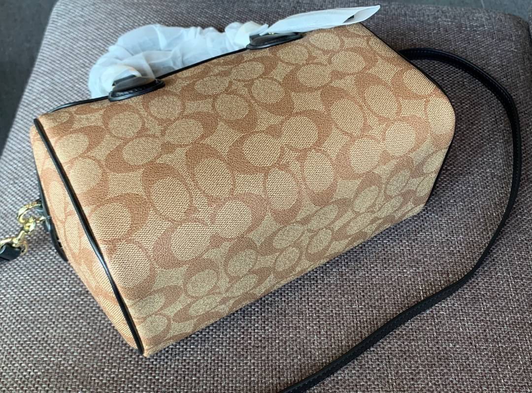 COACH NENNETT SATCHEL BAG((32203)) พร้อมส่งอีกครั้ง ห้ามพลาด! กระเป๋าทรงหมอน ทรงที่สาวๆต้องมีติดตัวไว้สักใบ! หนังแท้นิ่มสวยงาม เปิดปิดกระเป๋าแบบซิป ภายในกว้างสามารถใส่กระเป๋าเงินใบยาวได้ หรือของจำเป็นในชีวิตประจำวันของสาวๆได้หลากหลายเลยค่ะ มีช่องซิปและช่อ