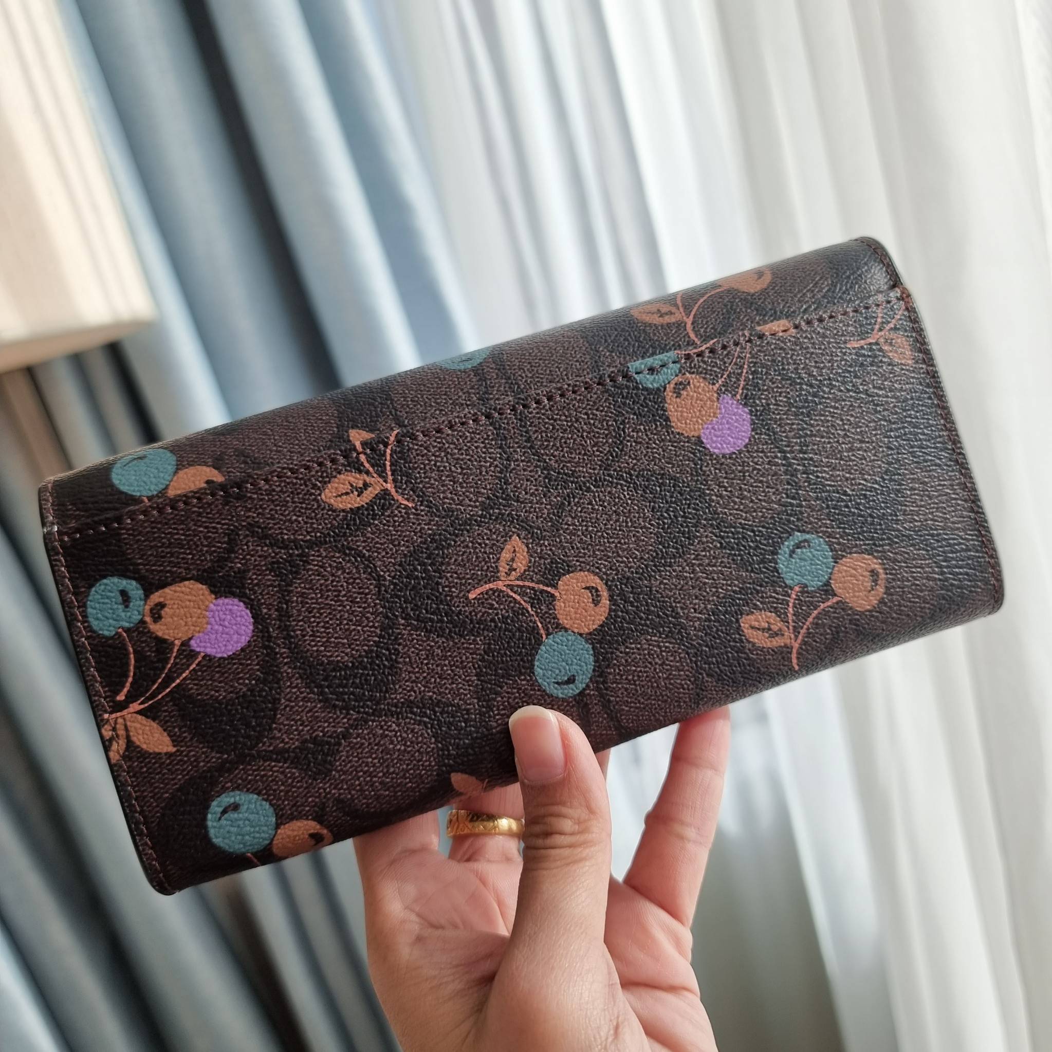OUTLET 】COACH F31562 SLIM ENVELOPE WALLET IN SIGNATURE CANVAS WITH CHERRY PRINT คอลเลคชั่นใหม่ล่าสุด ต้อนรับนิวเยียร์ไปเลย!! 🍒🎊 กระเป๋าสตางค์รุ่นขายดี ทรงจดหมายรุ่นฝาพับ ดีไซน์ลายเชอร์รี่ น่ารักสดใส วัสดุหนังแคนวาสเคลือบลาย ภายในใส่มือถือไ