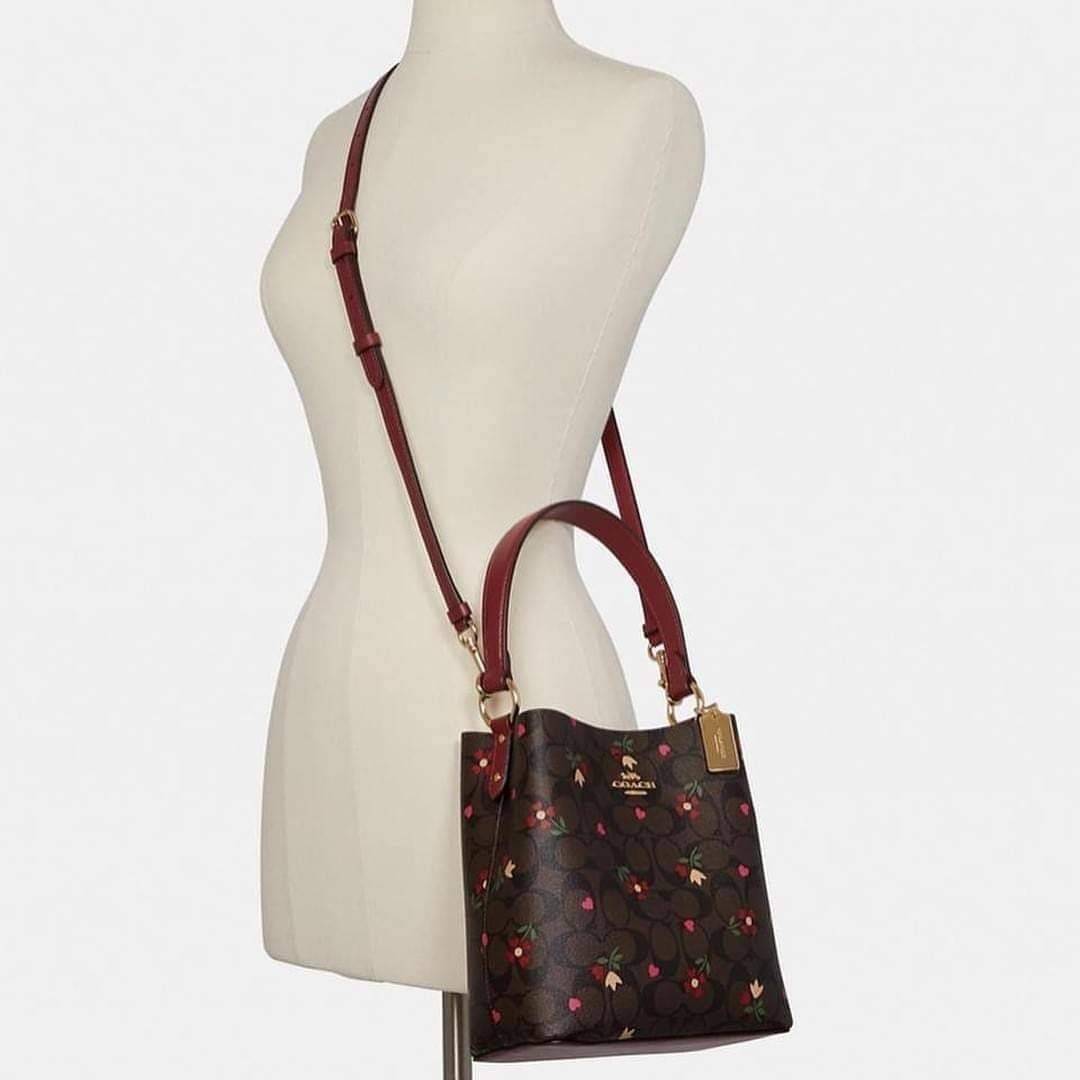 COACH SMALL TOWN BUCKET BAG WITH HEART PETAL PRINT(C7975//C7976)🌺💞กระเป๋าถือ กระเป๋าสะพาย ทรงฮิตยอดนิยมตลอดกาล>>ปริ้นลายดอกไม้รูปหัวใจมินิ น่ารักเกินเบอร์มาก🥰 ไม่ว่าจะออกมาคอลเลคชั่นไหนๆ ก็ครองใจสาวๆไปได้ทุกรุ่น/ วัสดุหนังแคน