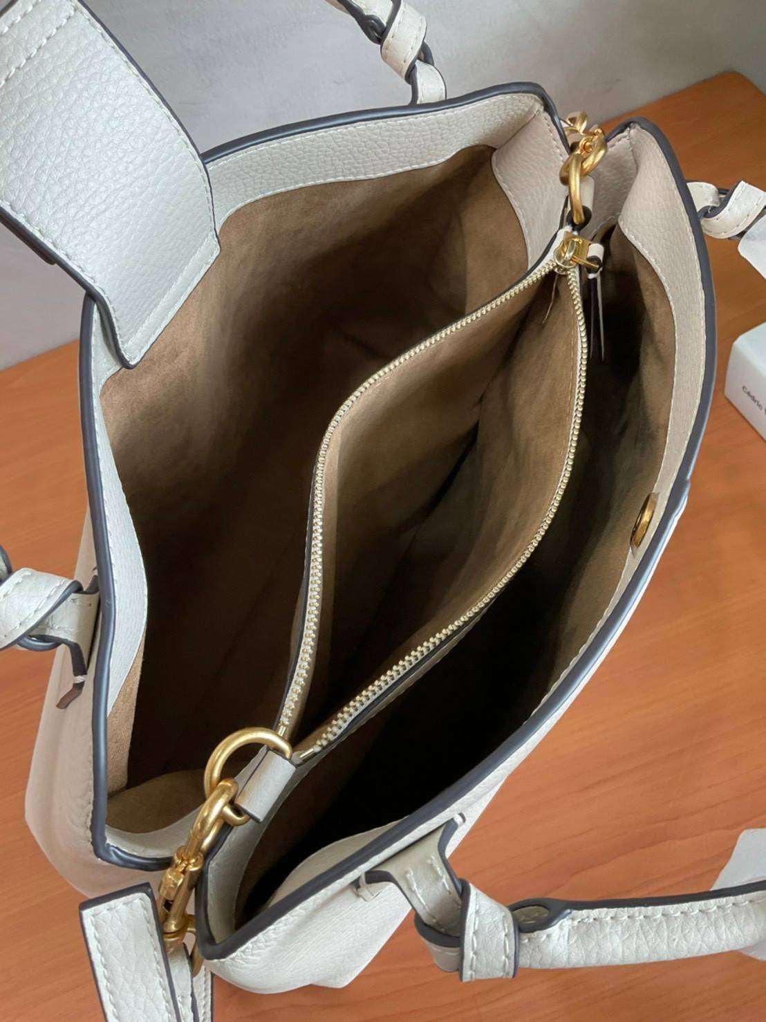 TORY BURCH Mcgraw Satchel Tote Bag (Size L) กระเป๋าถือ/สะพาย Crossbody วัสดุหนังลูกวัวแท้ 100% ด้านหน้าประดับโลโก้หนัง ตัดเป็นรูปตัว T สัญลักษณ์แบรนด์ ตัวกระเป๋าเดินด้ายเล่นลายเพิ่มลูกเล่น เพื่อความเก๋!!