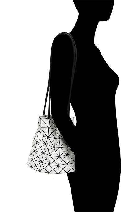 Baobao Issey Miyake Wring Small Bag กระเป๋าสะพายครอสบอดี้พร้อมสายรูดเปิดปิด สามารถปรับความยาวของสายได้ตามสไตล์ความชื่นชอบ ด้วยดีไซน์ทรงน่ารัก เหมาะสำหรับให้สาวๆหยิบใช้ในวันสบายๆ แต่เต็มเปี่ยมไปด้วยความคล่องแคล่ว ไฮไลต์ของซีซั่นนี้คือกระเป๋าที่มาพร้อมกับเช