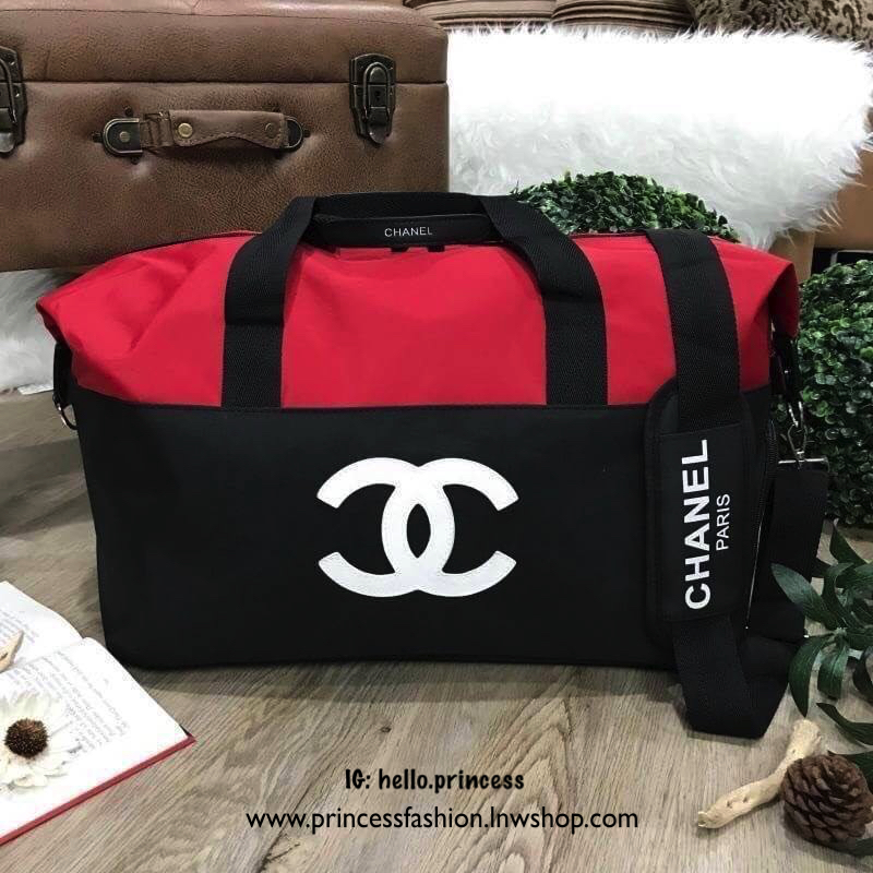 CHANEL VIP GIFT Large Travel Bag กระเป๋าเดินทาง Gift With Purchase รุ่น Limited พรีเมี่ยมกิ๊ฟของเเท้จาก Chanel Perfumes Counter วัสดุ NYLON เนื้อหนาสีทูโทนดำแดงสกรีนโลโก้ด้านหน้า เปิดปิดด้วยซิป หัวซิปแบรนด์ ใบใหญ่จุใจ พิเศษ! มีช่องใส่รองเท้าด้านข้างแยกเป็