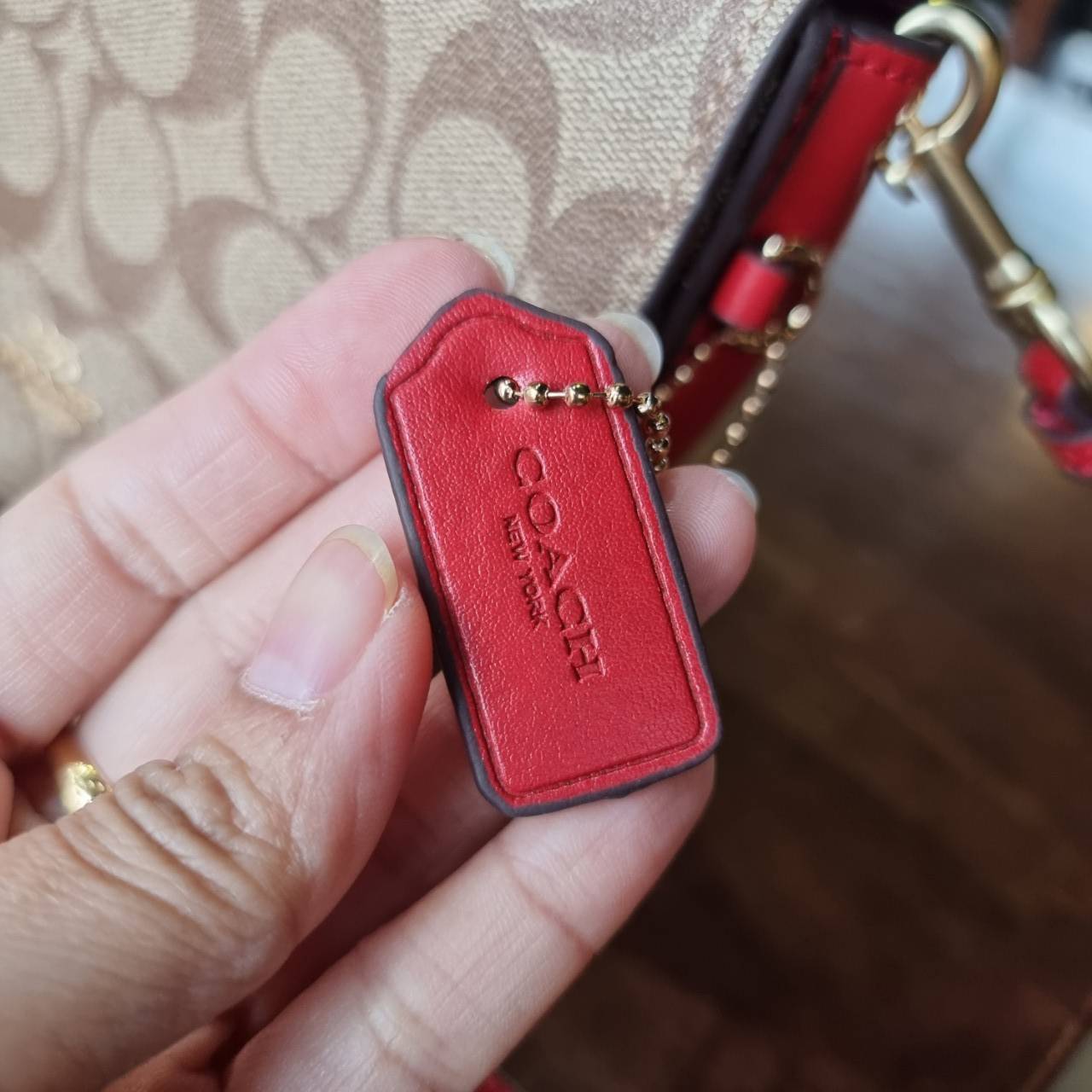 ของแท้ 💯% COACH C1430 ELLEN CROSSBODY IN SIGNATURE CANVAS กระเป๋าสะพายดีไซน์สุดเก๋ ดูดีไม่ซ้ำใคร ทรงสวยลายคลาสสิค วัสดุหนังแคนวาสเคลือบลาย ตัวขอบกระเป๋าเป็นหนังแท้