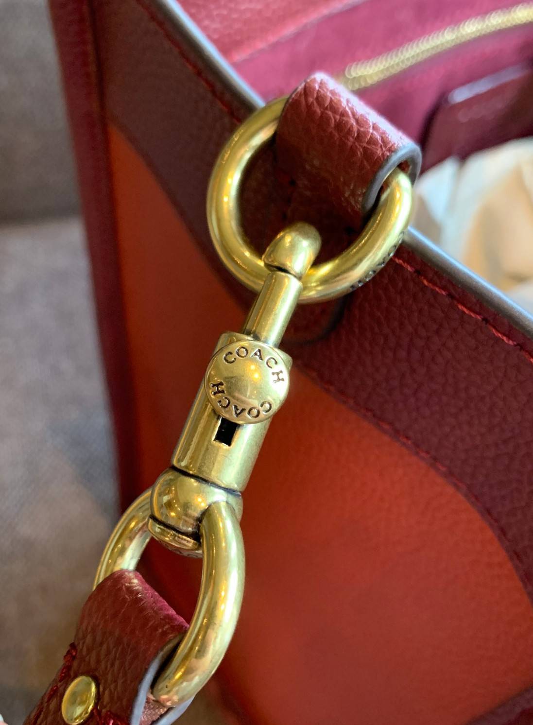 Coach 5868 Field Tote In Signature Jacquard With Horse And Carriage Prints 📣พร้อมส่ง ยังไม่เข้าไทยจ้าา!! กระเป๋าทรงTote สูง ใบใหญ่ วัสดุJacquard+หนังแท้ อย่างดี ได้ลงตัวแมทกันสวยงามมากๆค่ะ ด้านหน้าตัดแทบสีตรงกลางยาวลงมาบวกกับป้ายแบรนด์หนังตัวใหญ่ด