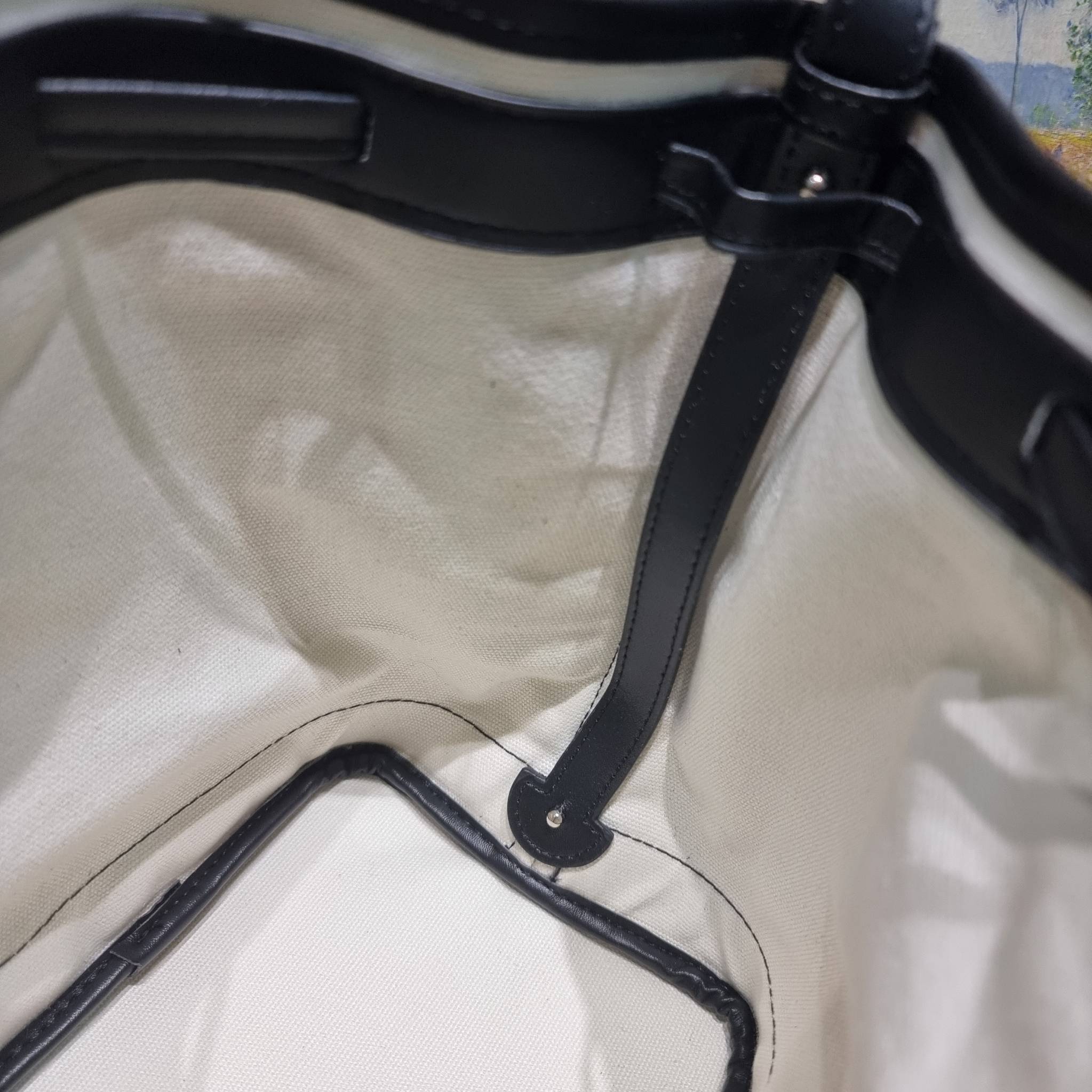 GOYARD PETITE FLOT BUCKET BAG กระเป๋าสะพายทรงบัคเก็ต ที่ดีไซน์สะดวกต่อชีวิตมาก รูปทรงคลาสสิค ดีไซน์เป็นเอกลักษณ์ สดใสทุกสี ดูผู้ดีในตัว วัสดุหนังแคนวาสพิมพ์ลายสวยคม ปากกระเป๋ารูดเปิด-ปิดได้ตามชอบ ภายในเป็นช่องโล่ง ใส่กระเป๋าสตางค์ มือถือ ได้ครบถ้วน มาพร้อ