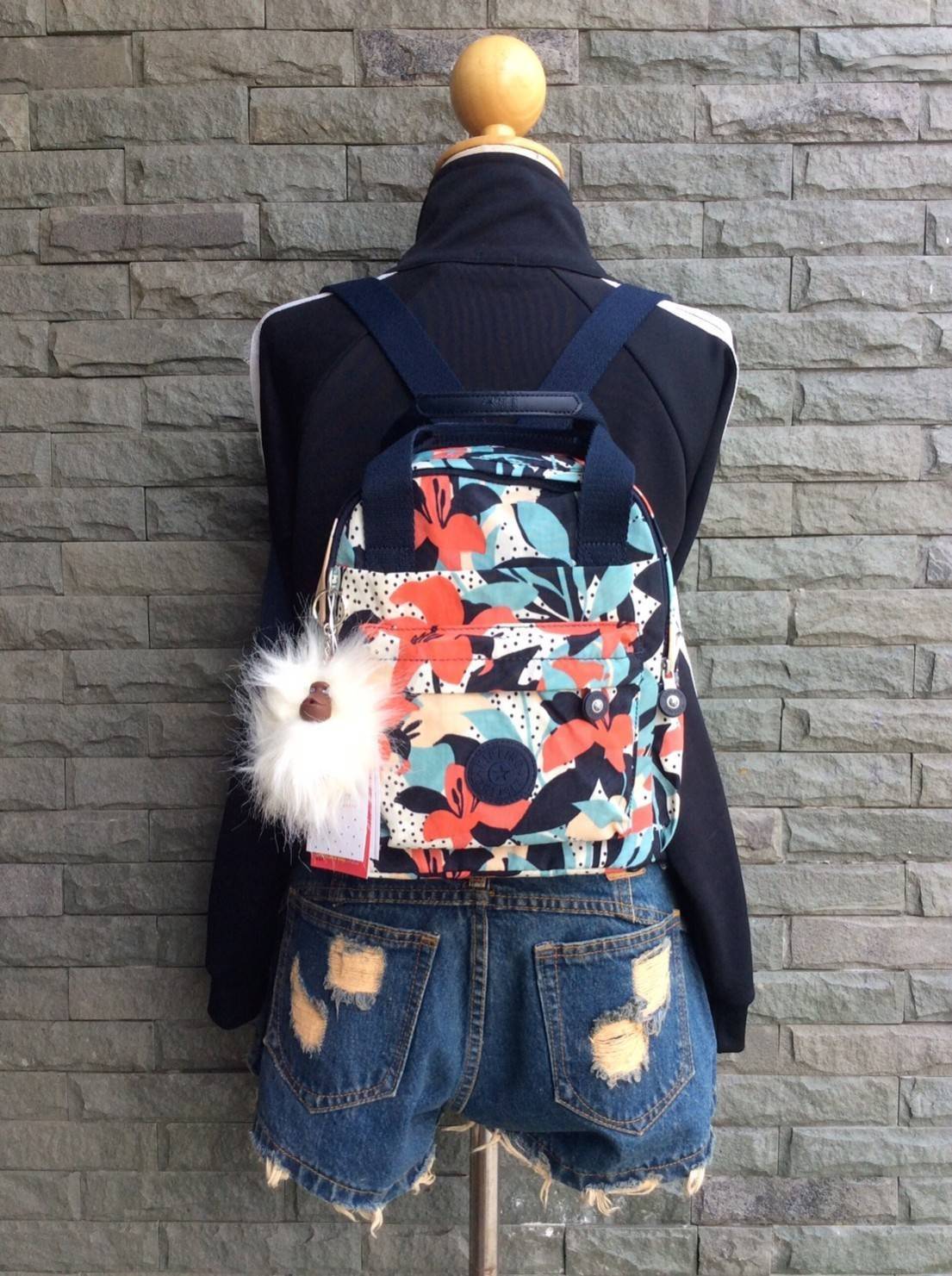 Kipling Mini Backpack 2017 k12688 small flower printed มีพวงกุญแจ Promptpay , พวงกุญแจลิง ,พวงกุญแจอะไหล่ สัญญาลักษณ์ แบรนด์ --------- กระเป๋าขนาดมินิ สามารถใช้งานได้ 3 แบบ : เป็นสะพายหลังได้ / สะพายข้างได้ / มีหูหิ้วถือได้ มีหลายลายให้เลือก ลายสวยน่ารัก 