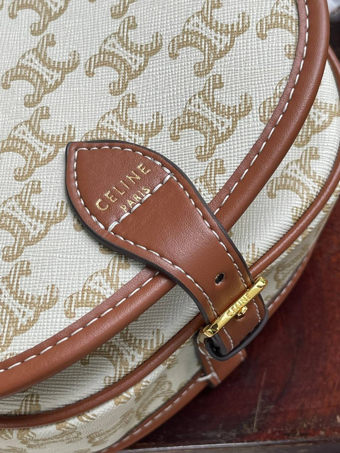 CELINE MEDIUM FOLCO BAG IN TRIOMPHE CANVAS หากใครที่กำลังมองหากระเป๋าสะพายข้าง ขนาดกะทัดรัด และเรียบหรู ต้องใบนี้เลยค่ะ เป็นกระเป๋าเปิดปิดแบบแบบฝาผับที่มีรูปทรงโค้งและที่ล็อกรูปทรงคล้ายเข็มขัด อีกทั้งยังสะท้อนความสวยสไตล์สาวปารีสได้อีกด้วย ด้านในของรุ่นนี