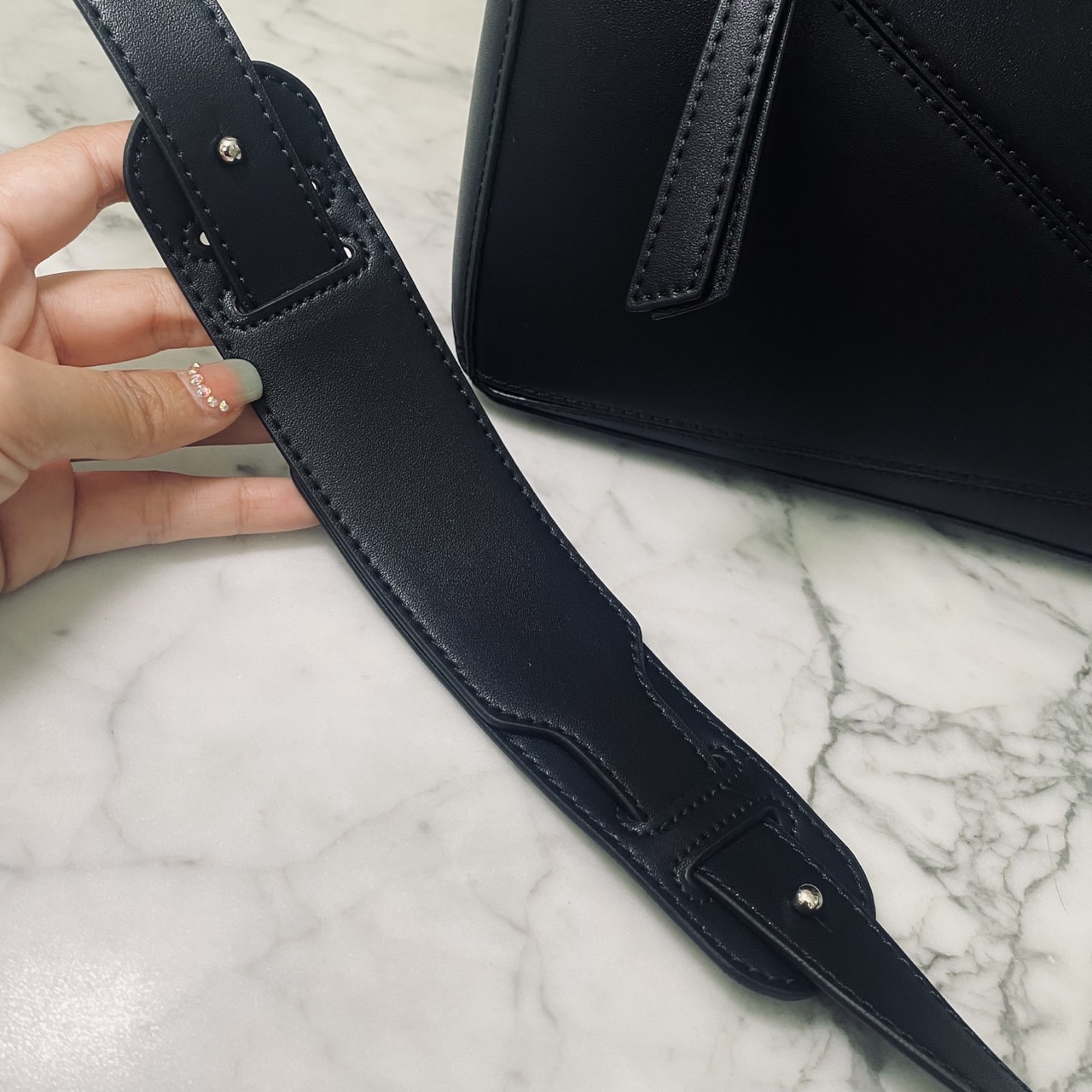 LOEWE Puzzle bag in smooth leather กระเป๋าสะพายทรงกล่องเรียบแต่หรูคูลและเท่ห์ สุดยอดแบรนด์ที่ดีไซน์เป็นเอกลักษณ์ โดดเด่น สไตล์พัซเซิล ใช้ได้ทั้งชายหญิง