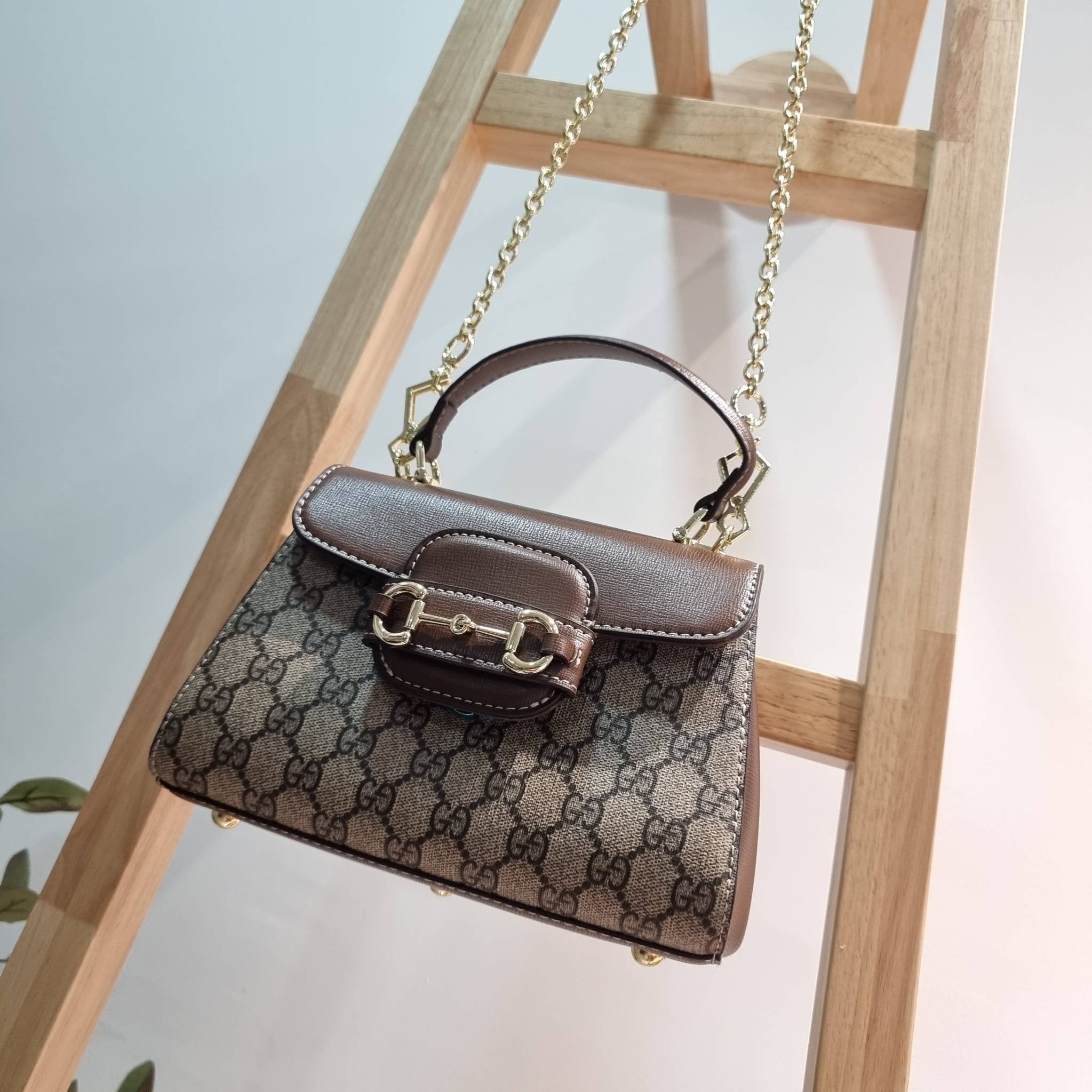 Gucci Horsebit 1955 mini bag / GG VINTAGE CROSSBODY BAG ใหม่จากพรีเมี่ยมกิ๊ฟสุดคุ้ม กระเป๋าสะพายข้าง สวยย้อนยุค ดีไซน์วินเทจแฝงความหรู วัสดุหนังแคนวาส เปิด-ปิดด้วยกระดุมแม่เหล็ก ภายในโล่งกว้าง แบ่งสัดส่วนไว้อย่างดี สายสะพายมีให้ 2 ถึงแบบ สลับใช้ได้ไม่มีเบ
