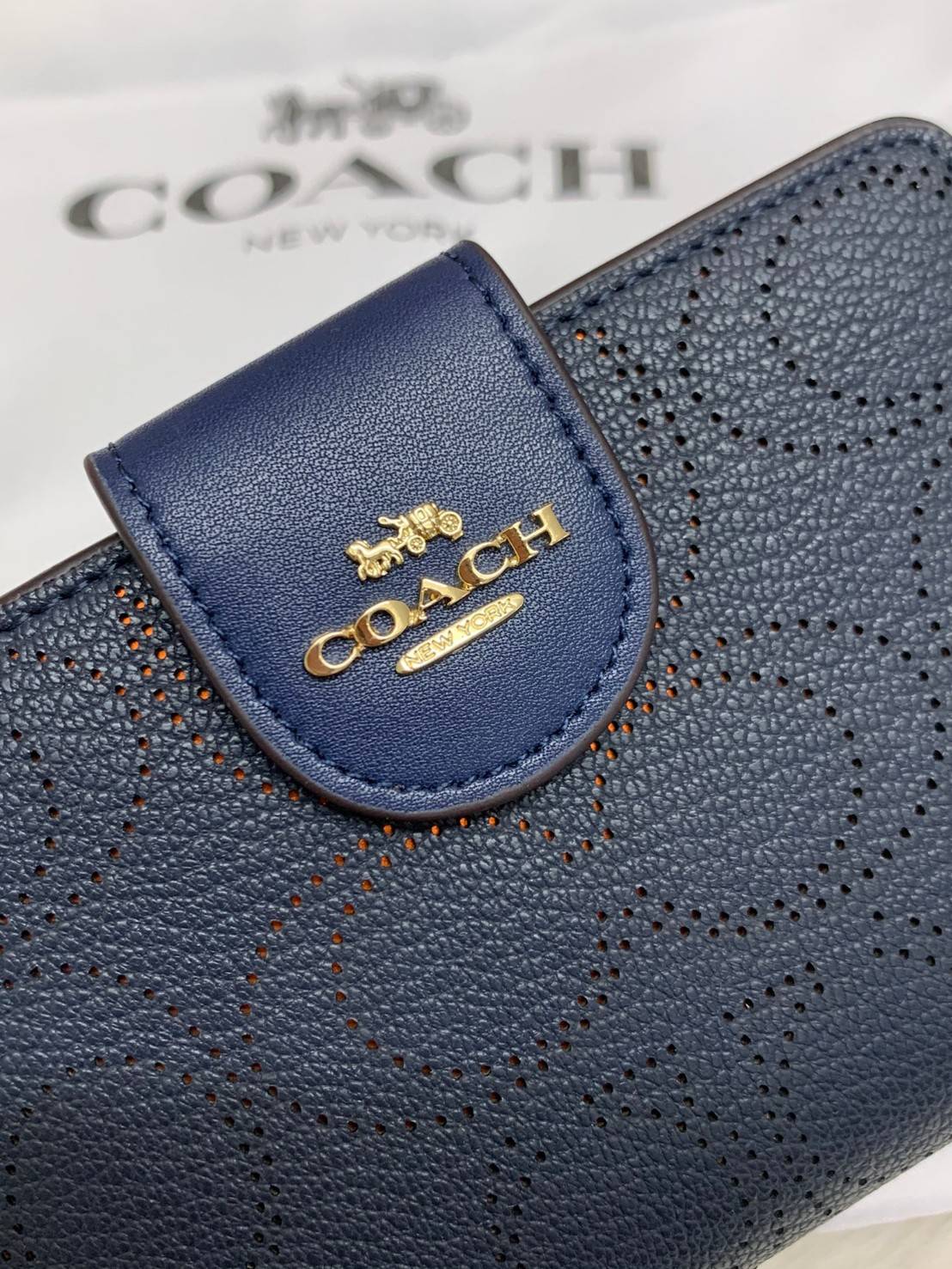 สวยมากๆ ห้ามพลาดเลยนะคะ! COACH MEDIUM CORNER ZIP WALLET IN SIGNATURE ((C4768)) พร้อมส่งค่ะ! กระเป๋าเงินใบขนาดกลางๆ กำลังดี หนังแท้ลายฉลุรูปตัวC ทั้งใบ สวยงามน่าใช้มากๆ ภายในมีช่องเสียบบัตรได้ถึง10ช่อง//ช่องใส่ธนบัตรหนึ่งข่องสามารถใส่แบงค์พันตามยาวได้เลยค่
