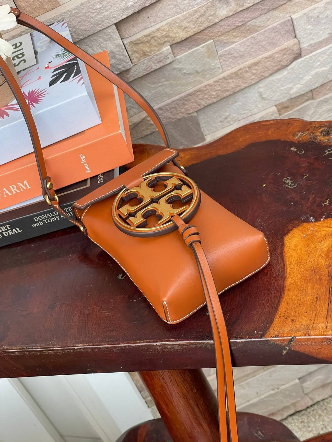 ของแท้ 💯% TORY BURCH MILLER METAL PHONE CROSSBODY อีกหนึ่งกระเป๋าใส่มือถือรุ่นฮิตที่เชื่อว่าหลาย ๆ คนต้องเคยเห็นผ่าน ๆ ตามาอย่างแน่นอน