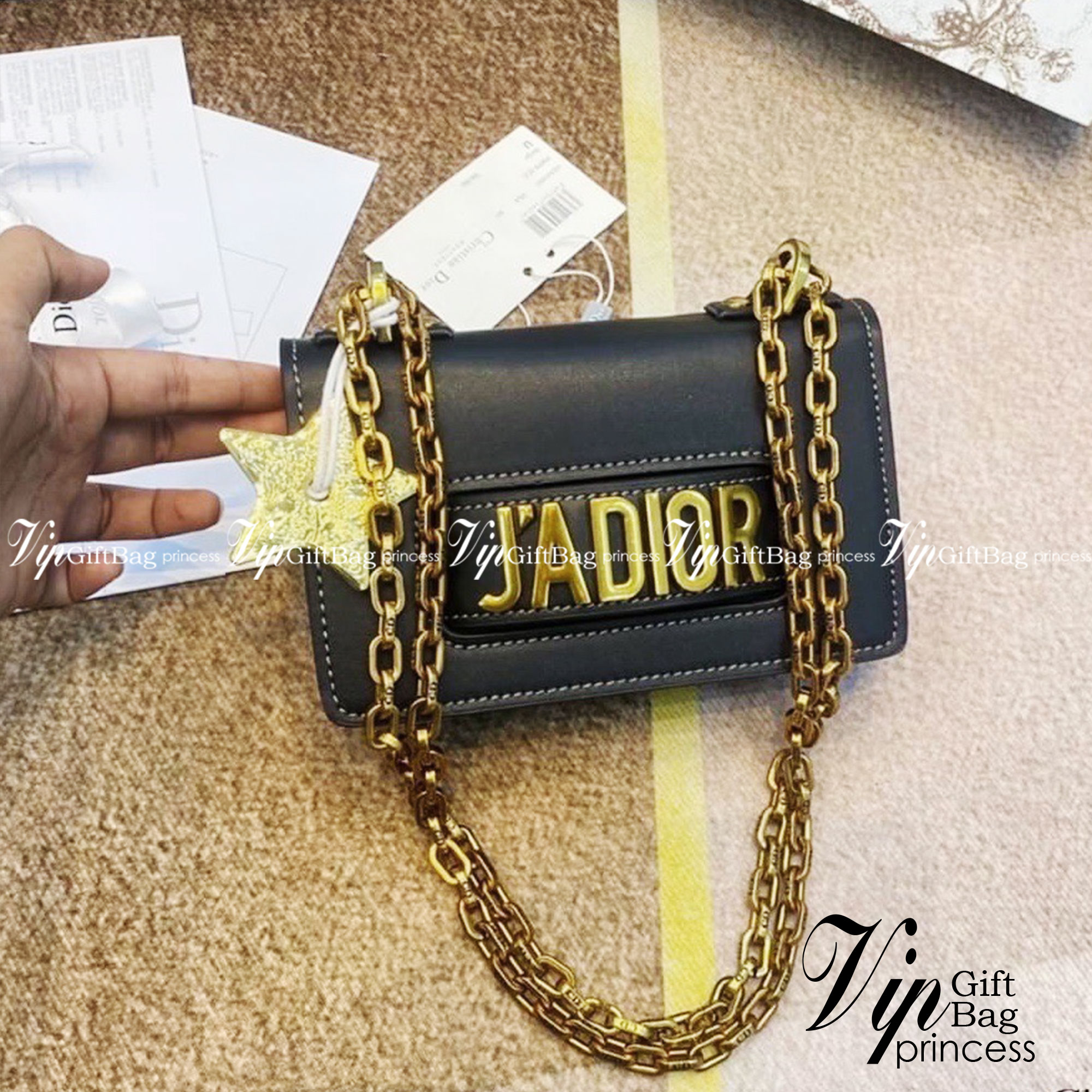 DIOR J'adior Flap Bag กระเป๋าสะพายดิออร์ ทรงกล่องเปิดหน้า แต่งอะไหล่ทอง มาพร้อมสายสะพายยาวครอสบอดี้หรือดึงขึ้นสะพายข้างได้ค่ะ งานชนชอป ใช้ได้ Everyday Look พร้อมส่งที่ไทย