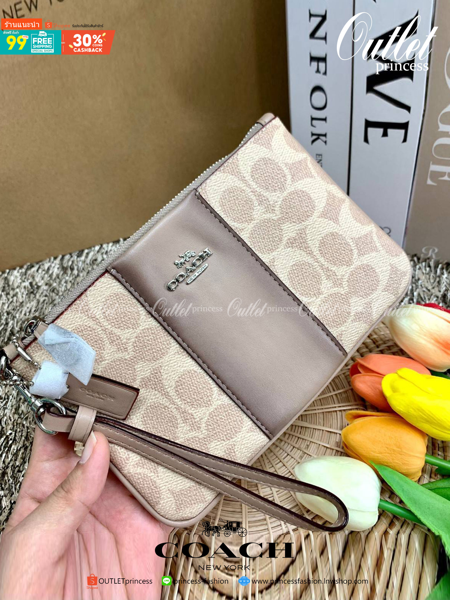 COACH SMALL WRISTLET IN COLORBLOCK SIGNATURE ((32445)) ✔️กระเป๋าคล้องมือ วัสดหนัง pvc อย่างดี ลายซิกเนเจอร์ ตัดขอบสีตรงกลางสวยงามมากๆค่ะ แบบซิปเดียว ((ภายในใส่มือถือได้บางรุ่นค่ะ)) มีช่องเสียบบัตรให้2ช่องด้วยนะคะ