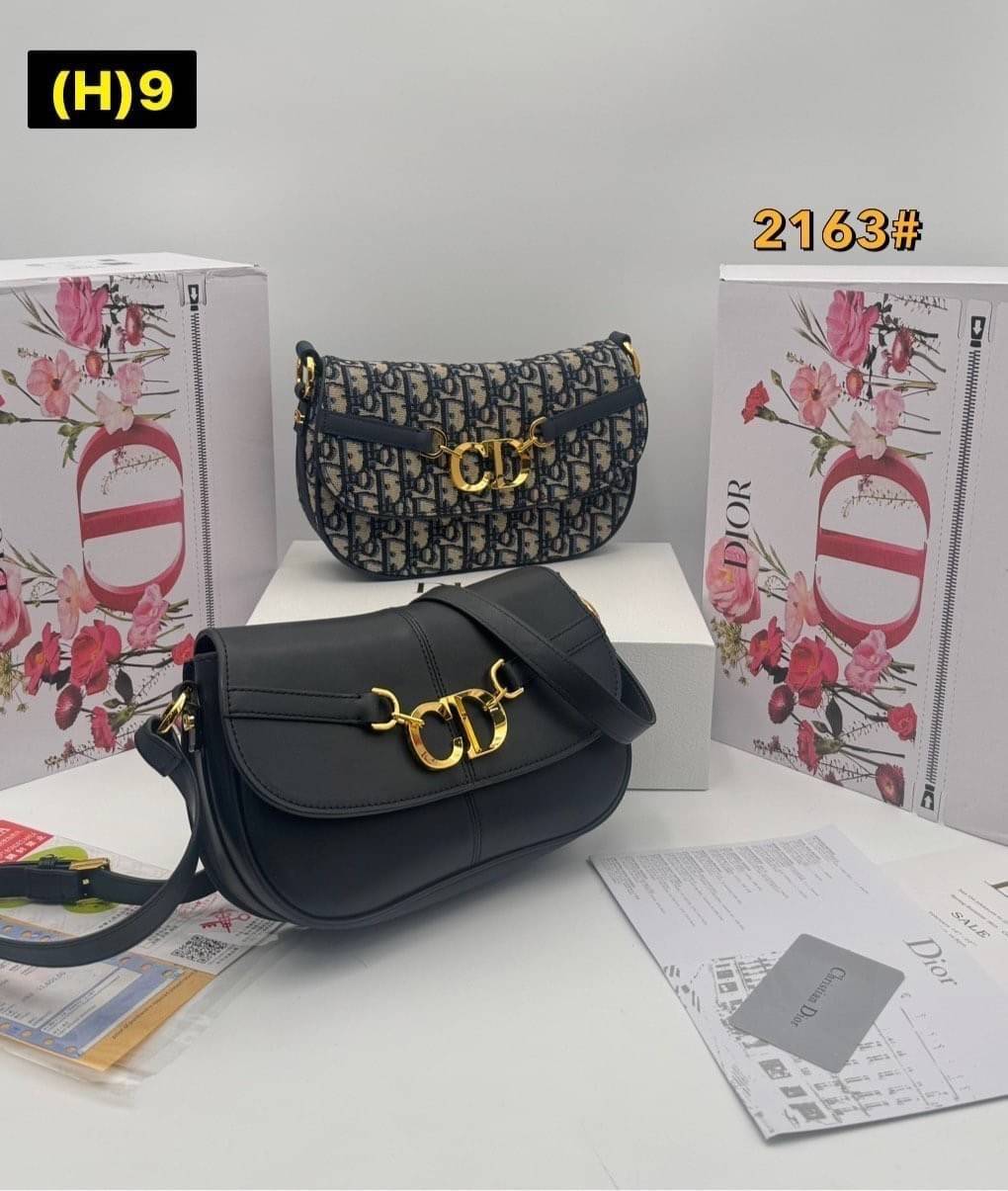DIOR Small CD Besace Bag กระเป๋าสะพายทรงสวย ดีไซน์โลโก้โดดเด่นหรูหรา ดีเทลดูดีมีกิมมิคในตัว สายสะพายในตัว ปรับได้ตามชอบ สะพายทำงาน ออกงาน ไปเที่ยว ไปเดท ได้ทุกโมเมนต์