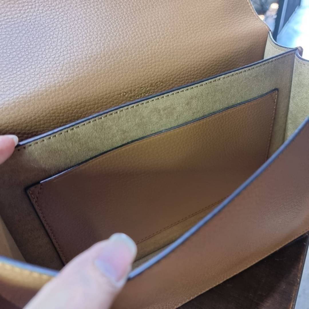 TORY BURCH MILLER SHOULDER BAG รุ่นยอดนิยม รุ่นหายาก รุ่นที่สาวๆตามหา ใบนี้เลย!! สวยหรู ผู้ดีทุกสี กระเป๋าสะพายไหล่ ดีไซน์อยู่ทรง คลาสสิคแฝงความหรูด้วยโลโก้สีทองอร่ามโดดเด่น วัสดุหนัง pepble สลับหนังวัวแท้ เปิด-ปิดด้วยกระดุมแม่เหล็ก ภายในโล่งกว้างมาก แบ่ง