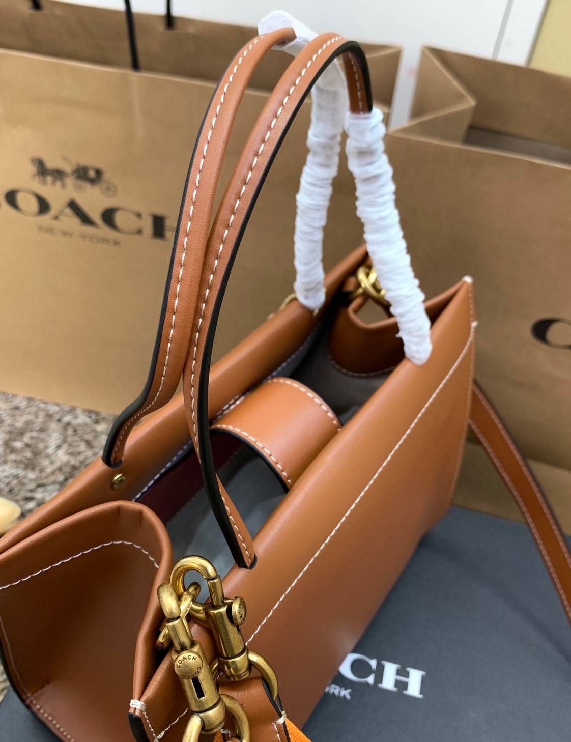 สินค้าออกใหม่ยังไม่ช้อปเข้าไทยจ้าา พร้อมส่งที่นี่ที่เดียว แค่สายสะพายก็คุ้มแล้วจ้าา! COACH CASHIN CARRY TOTE ((C8544)) พร้อมส่งที่ไทย สวยก่อนใครรับสงกรานต์นี้ค่าา! กระเป๋าทรงTote หนังแท้เรียบ นิ่มสวยงามค่ะ