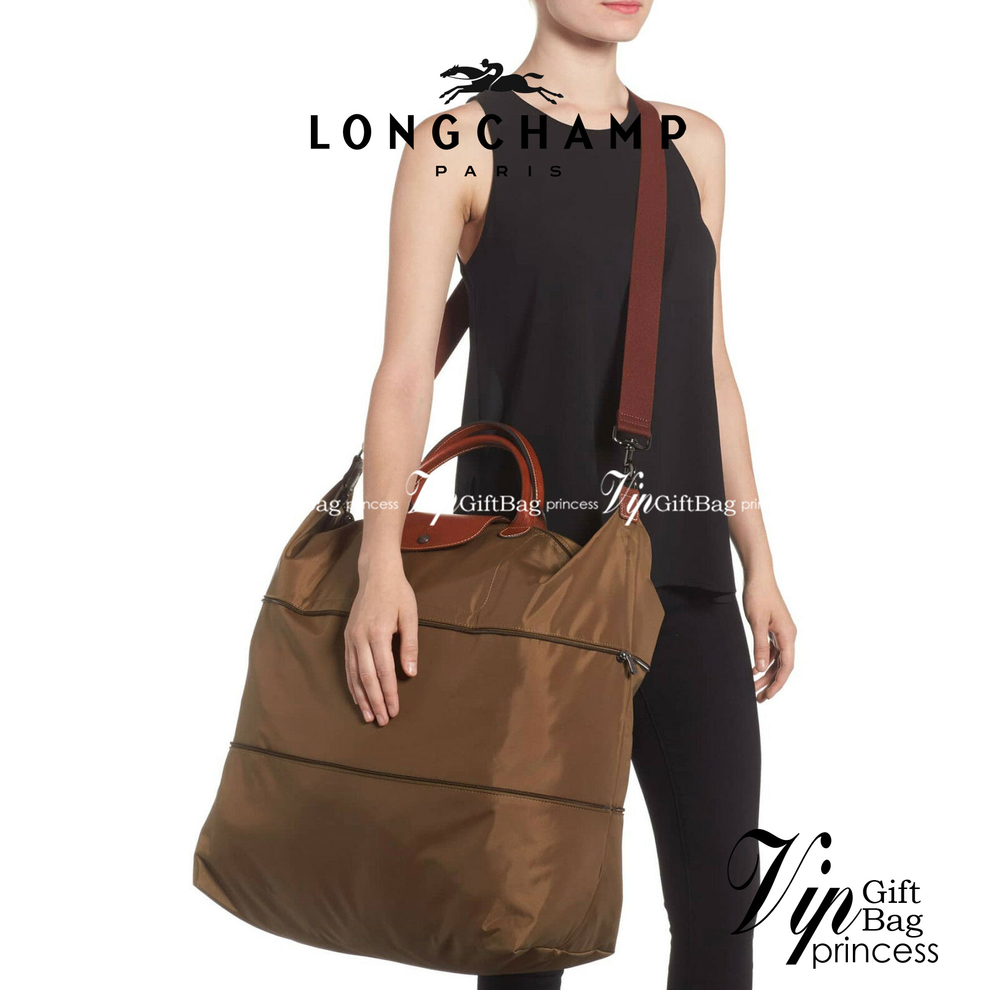 LONGCHAMP LE PLIAGE CLUB TRAVEL BAG กระเป๋าขนาดใหญ่สำหรับการเดินทาง เราเรียกที่นี้ว่า travelling bag รุ่นคลาสสิค มาพร้อมสายสะพายยาวที่ปรับและถอดออกได้ ความพิเศษของรุ่นนี้ที่ครองใจนักเดินทางทั่วโลก คือซิปรอบตรงกลางตัวกระเป๋า สามารถเปิดซิปเพื่อขยายขนาดและพั