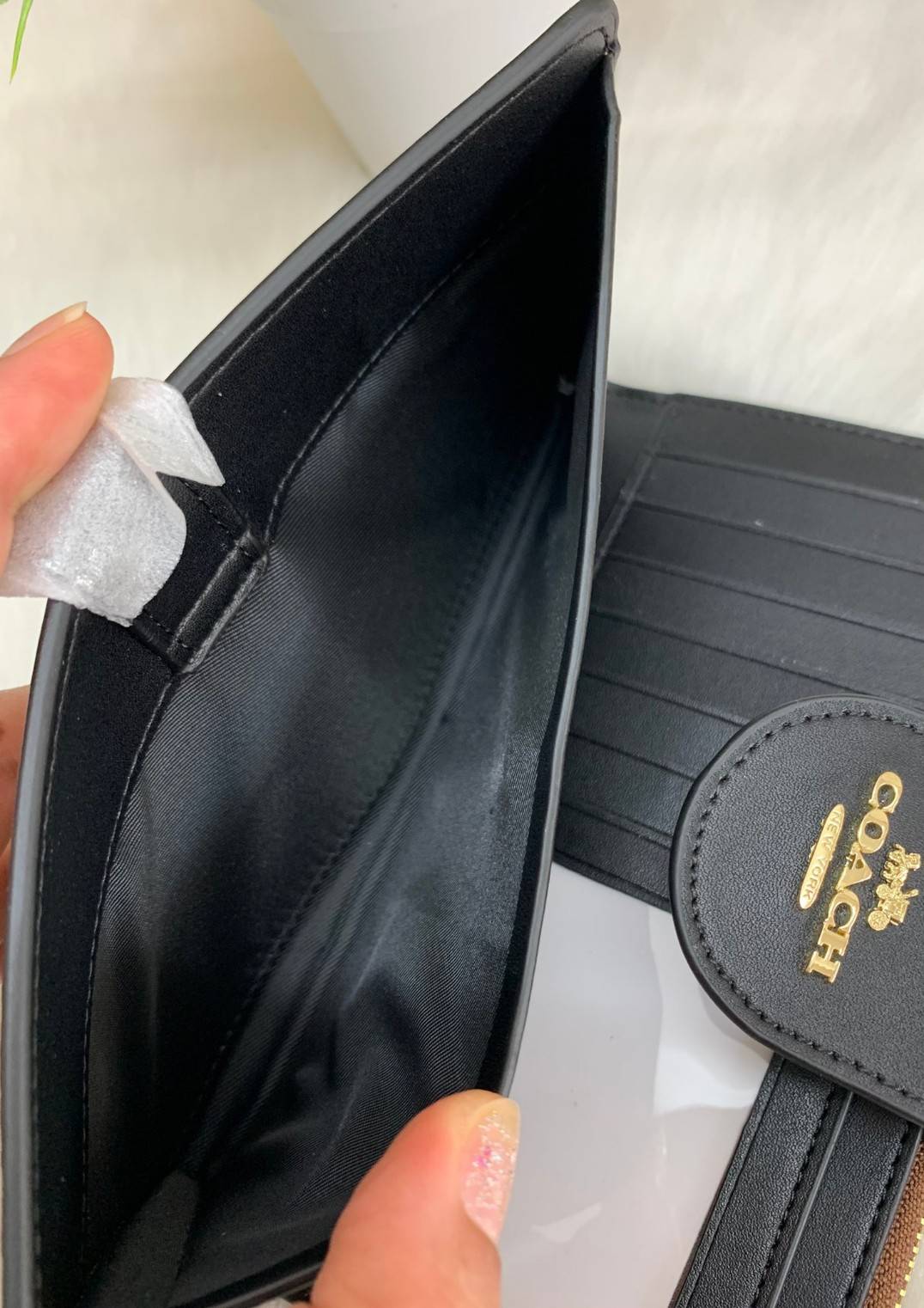 พร้อมส่งครบ 5 สี กระเป๋าสตางค์ที่สาวๆต้องมีติดตัวค่าา😘 COACH TECH WALLET IN COLORBLOCK SIGNATURE ((C2874)) ✔️กระเป๋าเงินใบยาว หนังแท้ พร้อมสายคล้องมือในตัวค่ะ ✔️เปิดปิดด้านหน้าแบบฝากระดุม ภายในมีช่องใส่ธนบัตร2ช่อง ;สามารถใส่มือถือ ip