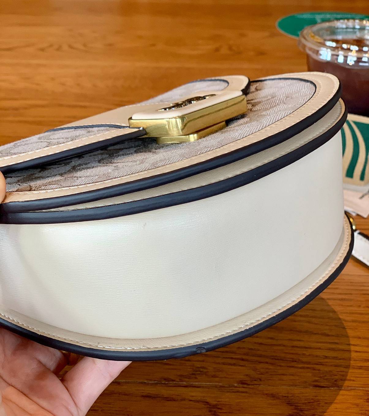 COACH ALIE SADDLE BAG IN SIGNATURE JACQUARD (C4694//C3464) New item!! กระเป๋าสะพายทรง saddle ดีไซน์วินเทจย้อนยุค แฝงความหรูในตัวด้วยอะไหล่สีทองเหลือง โดดเด่นไม่ซ้ำใครแน่นอน วัสดุผ้า jacquard สลับหนังแท้ ภายในเป็นช่องโล่ง มาพร้อมสายสะพายครอสบอดี้ ที่สามารถ