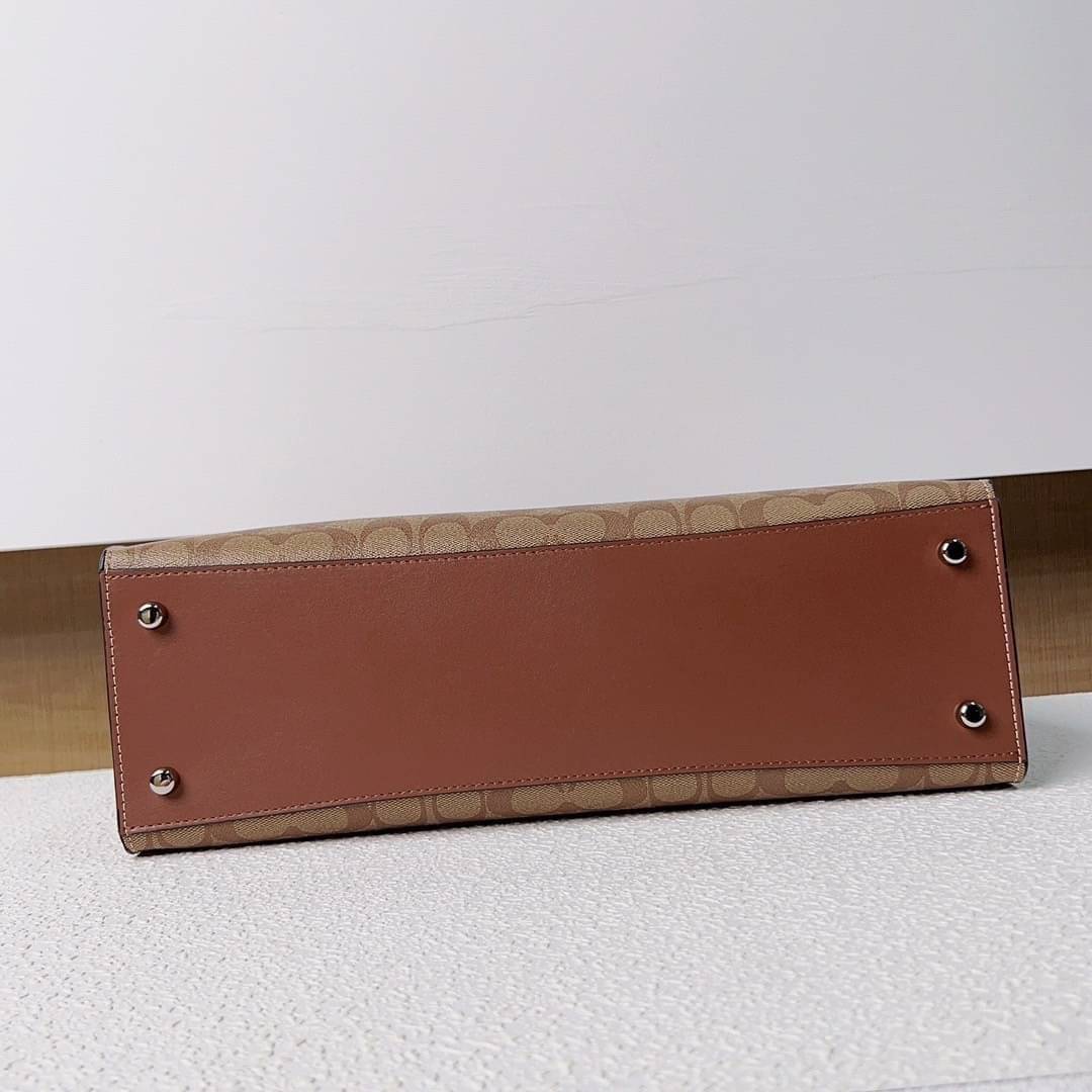 COACH NINA TOTE IN SIGNATURE CANVAS CL399 พร้อมส่ง 2 สี กระเป๋าโท้ทสะพายไหล่ ใบใหญ่ คอลเลคชั่นใหม่ ตอบโจทย์คนที่ชอบใส่ของเยอะๆได้อย่างดี ดีไซน์รูปทรงคลาสสิค เรียบหรู