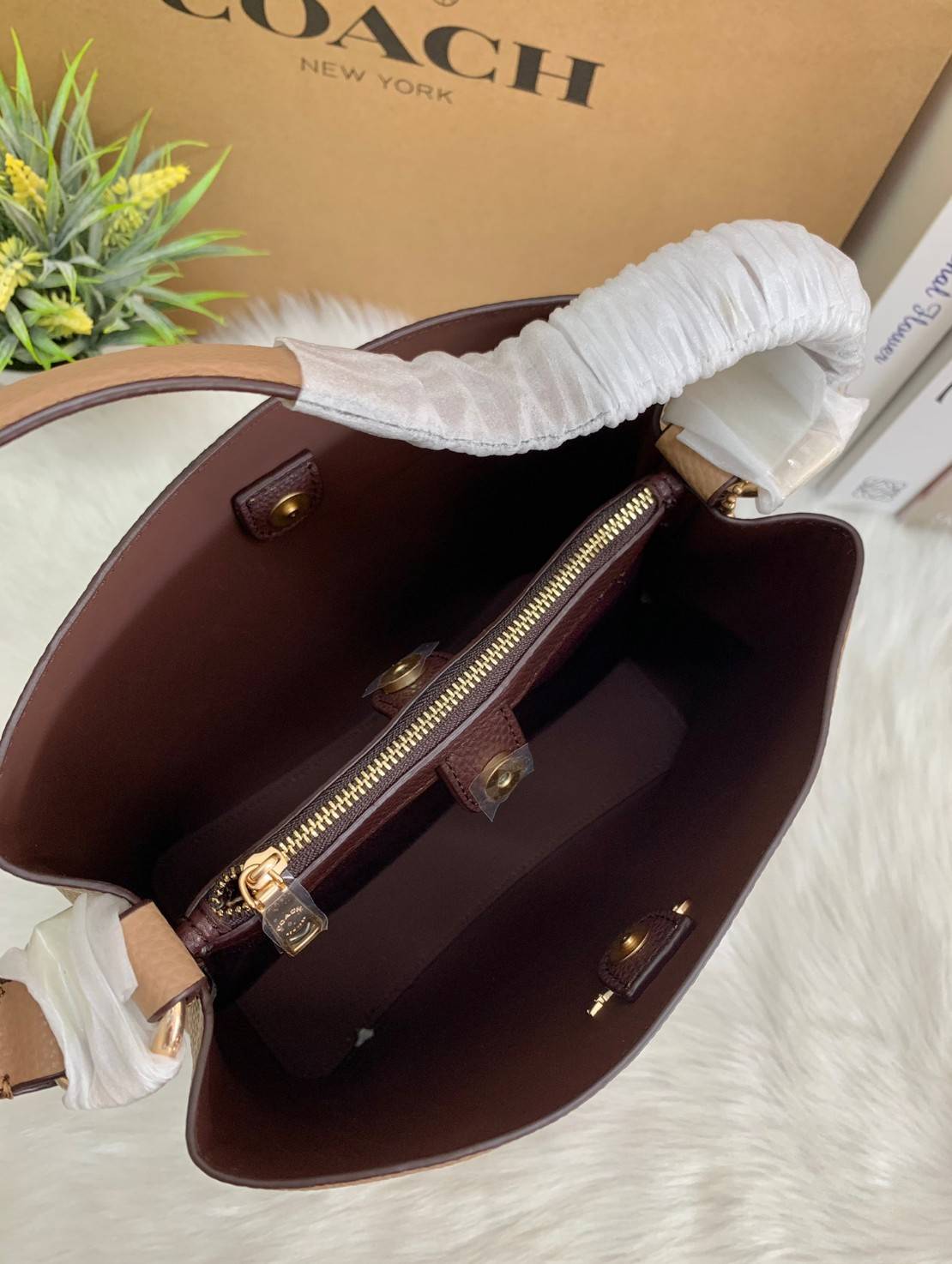 ถังใหญ่พร้อมส่งแล้วค่าา ห้ามพลาด❗️ COACH TOWN BUCKET BAG((91122)) 📣พร้อมส่ง ไซด์ที่สาวๆรอคอยค่ะ! ✔️กระเป๋าทรงถังใบใหญ่ สุดฮิตอีกรุ่นที่สาวๆต้องมีติดตัว ✔️หนังแท้ หนังจริงสวยมาก นิ่มมือดีด้วยนะคะ