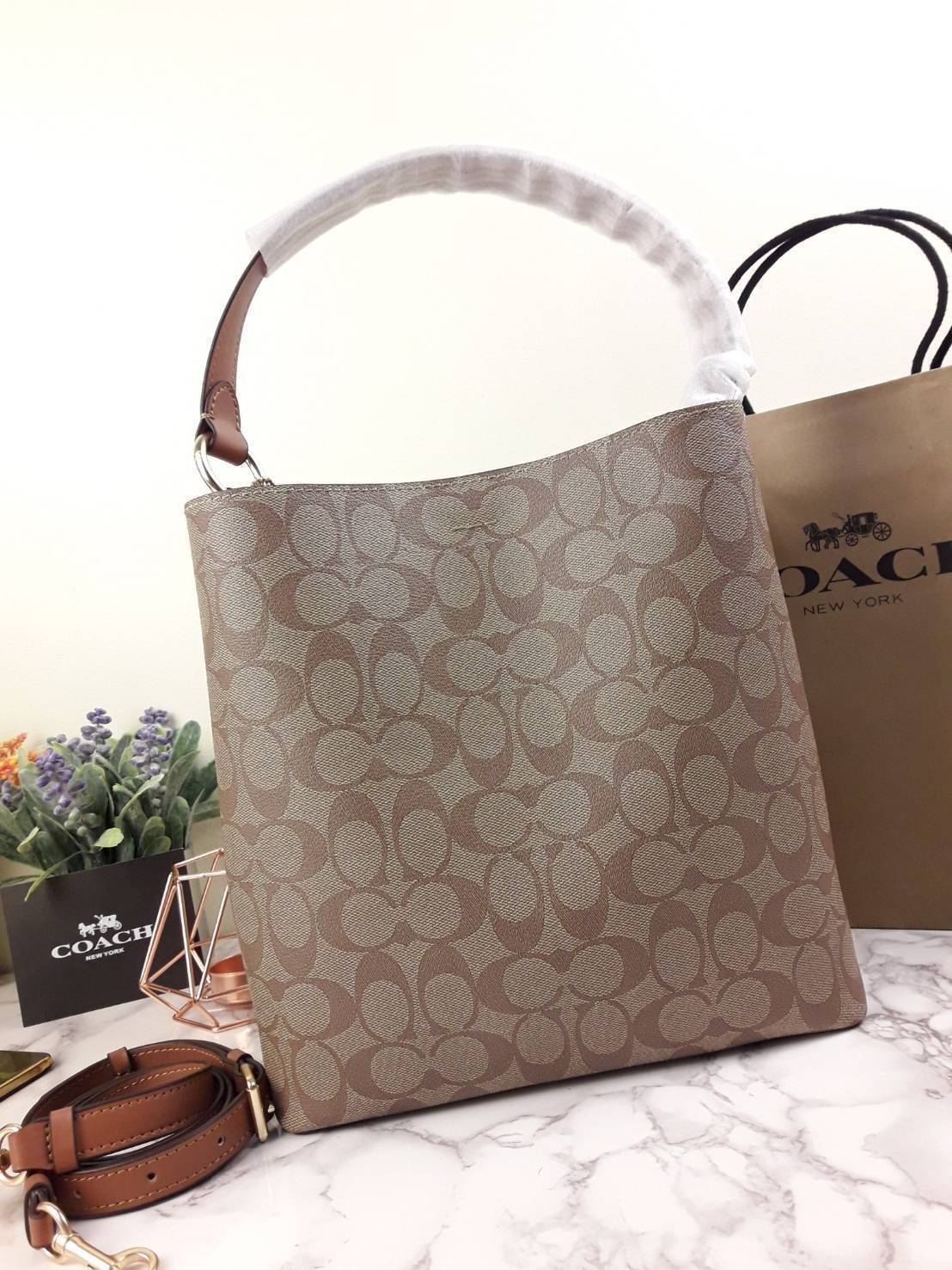 ใบใหญ่ 10" COACH TOWN BUCKET BAG IN SIGNATURE CANVAS (COACH 91512) 🌺 เป็นสีที่ขายดีมากๆ และหายากมากๆด้วย!! //ขนาด 10 นิ้ว ใส่ของได้จุใจ!! //กระเป๋าสะพายข้าง //วัสดุหนังแคนวาสอย่างดี หนังสวย อยู่ทรง มีสายสะพายยาว ใช้สะพายเป็นคลอสบอดี้ได้ สายยา