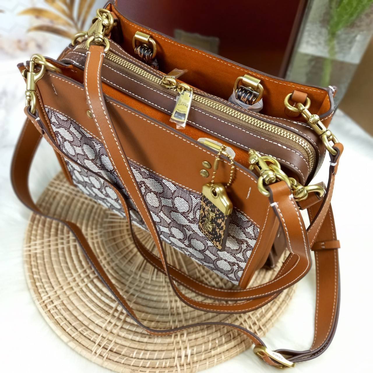 ดีเทลเนียบมาก คลาสสิค หรูหราได้ใจ😘🌺//>>COACH ROGUE 25 IN SIGNATURE TEXTILE JACQUARD WITH SNAKESKIN DETAIL(COACH C5467)🍁กระเป๋ารุ่นคลาสสิค หรูหรา มีรสนิยม จะถือ หรือสะพายได้ตามดีไซน์การใช้งานเลยจ้า// วัสดุ jacquard ลาย signatu