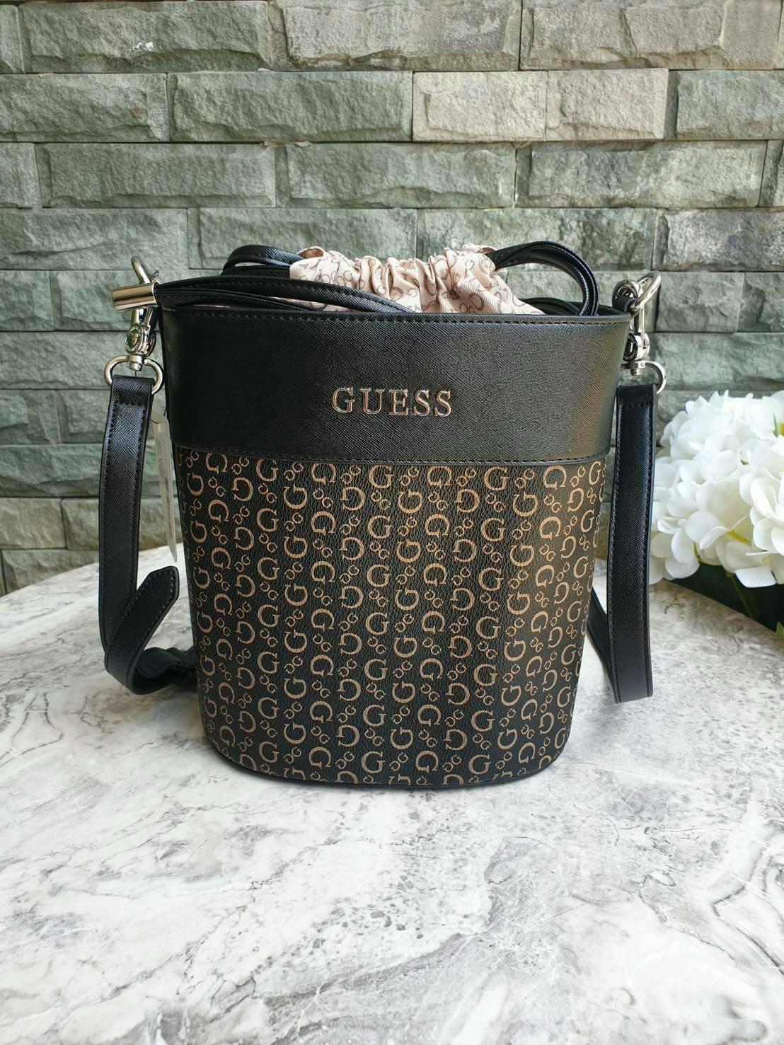 3สี Guess Bucket Bag กระเป๋ารุ่นใหม่ล่าสุด อวดไอเทมแสนเก๋กับกระเป๋าทรงถังสุดน่ารัก พิมพ์ลายรอบใบ วัสดุ Saffiano PU คุณภาพดี นิ่ม น้ำหนักเบา ด้านหน้าประดับด้วยโลโก้แบรนด์สวยโดดเด่น เปิดปิดด้วยเชือกหนังใช้หูรูดปลายเชือกประดับอะไหล่เงินสะดวกใช้ ด้านในโล่งกว้