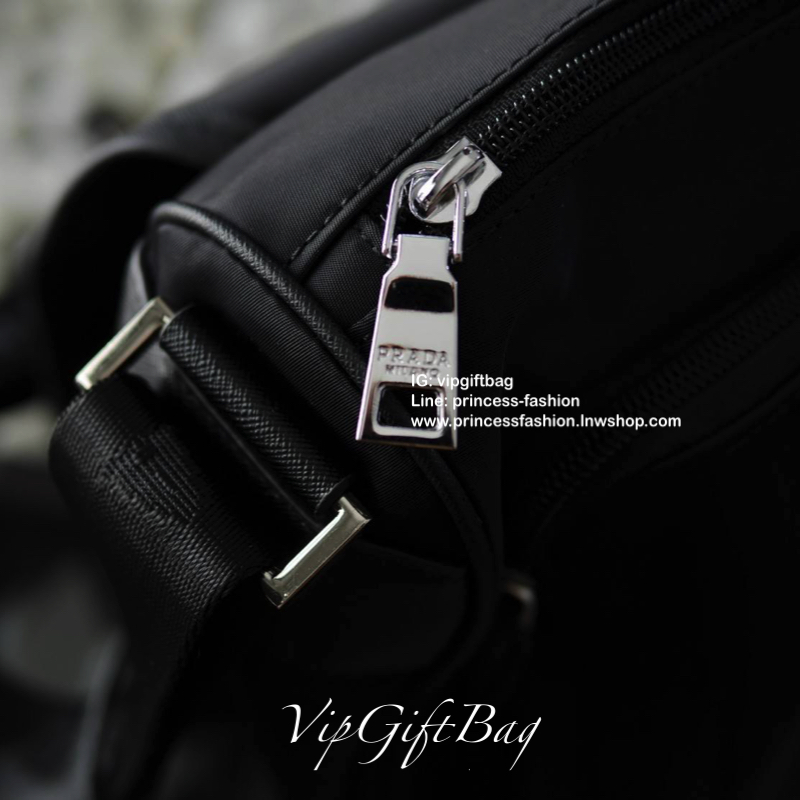 New Arrival จากแบรนด์Prada ทรง Messenger ทรงยอดฮิตของคุณผู้ชายเลยค่ะ วัสดุทำจากผ้าNylon อย่างหนา กันน้ำได้คะ มีโลโก้แบรนด์อยู่ข้างหน้า ตัวกระเป๋าอยู่ทรง อะไหล่เงินทั้งใบ ด้านในบุผ้าลายแบรนด์อย่างดี เปิดปิดด้วยกระดุมแม่เหล็ก และด้านในเปิดปิดด้วยซิป ด้านหลั