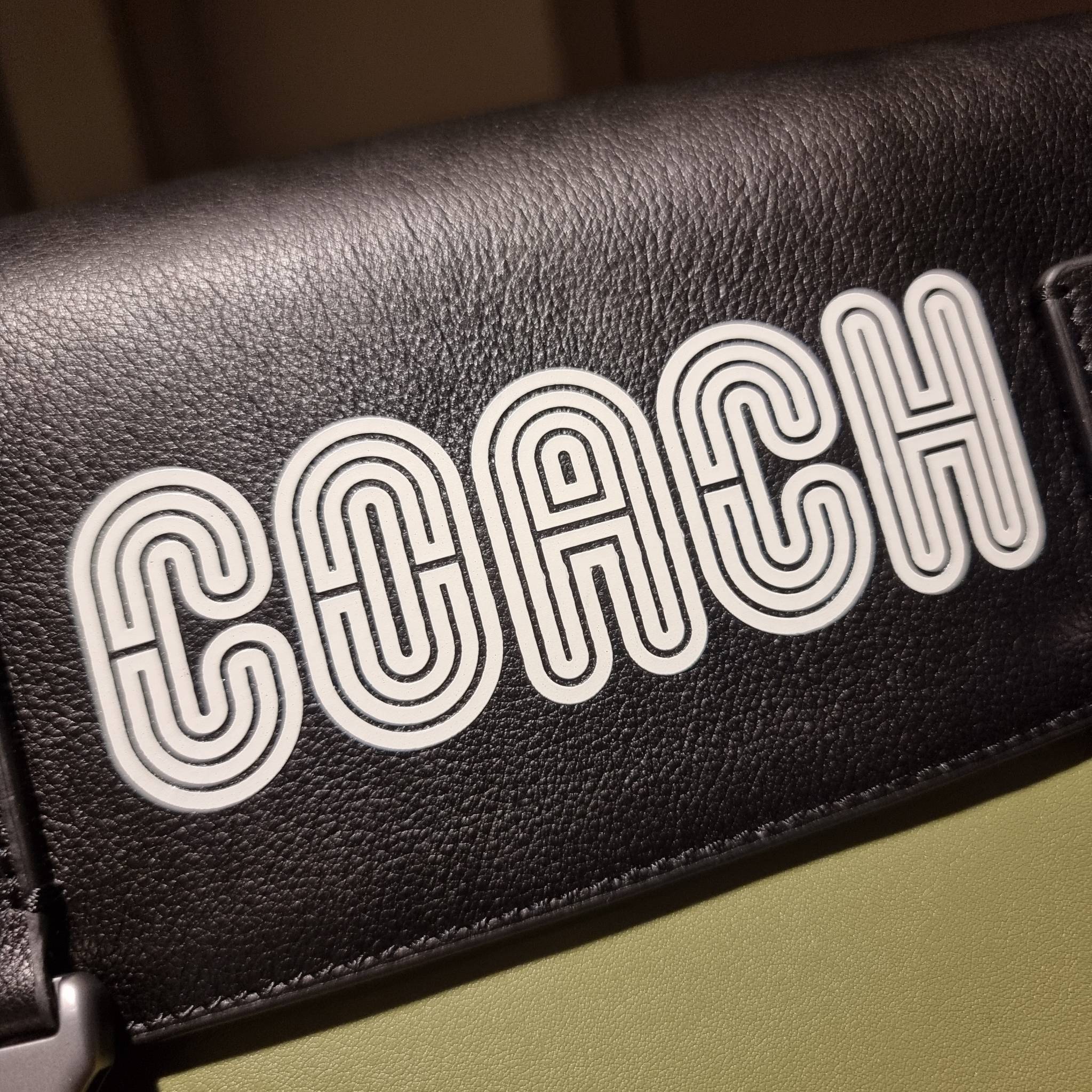 COACH TRACK CROSSBODY IN COLORBLOCK WITH COACH PATCH C6657 C8128 หล่อบอกต่ออีกหนึ่ง กระเป๋าสะพายทรงแมสเซ็นเจอร์ รุ่นเอาใจหนุ่มๆ ที่สาวๆก็อยากใช้!! ด้วยดีไซน์สีคัลเลอร์บล็อคที่โดดเด่น ทำให้ดูน่าใช้งาน วัสดุหนังแท้ สวยคมซ่อนหรู ฝากระเป๋ามีตัวล็อคแน่นหนา เปิ