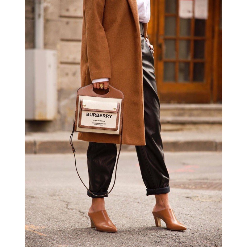 BURBERRY FRAGRANCES CROSSBODY BAG VIP GIFT WITH PURCHASE (GWP) พรีเมี่ยมกิ๊ฟ Limited Edition ใหม่ล่าสุดจาก BURBERRY PERFUME วัสดุหนังแท้ Calf Skin ทรงเหลี่ยม ดีไซน์สวยหรูอยู่ทรง ด้านหน้ามีช่องใส่ของ ภายในโล่งกว้าง มีช่องซิปแบรนด์ สามารถใส่กระเป๋าสตางค์ใบย