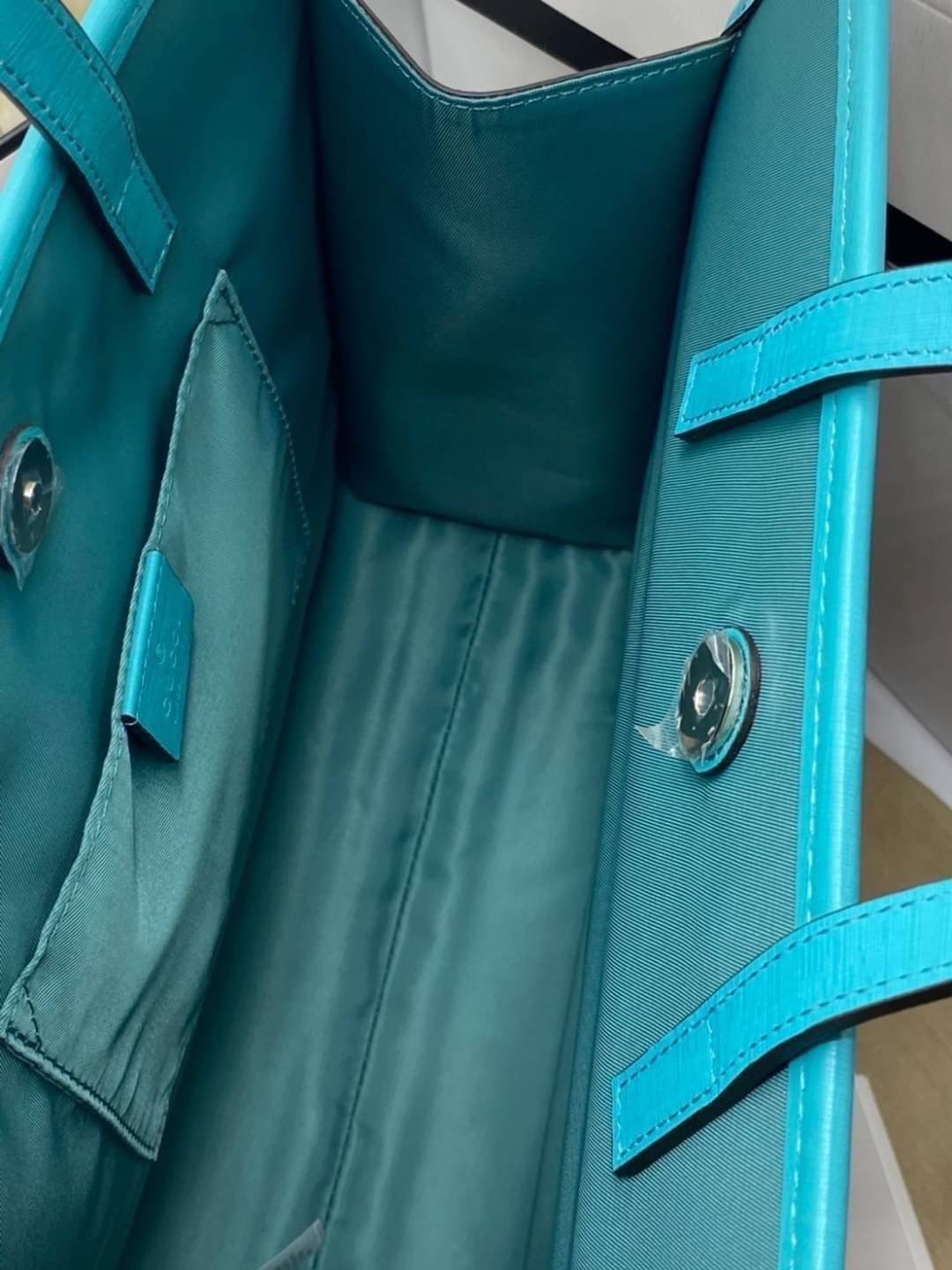 Ori GUCCI Children's tote bag GG kids ที่สุดของความน่ารัก ลิมิเต็ดแบบไม่มีเอาท์ สาวๆสายหวานไม่ควรพลาดด้วยประการทั้งปวงเลยค่าา หนังแท้เกรดดีที่สุด พิมพ์ลายแบรนด์รอบใบเทคเจอร์สวยอยู่ทรง ภายในมีโลโก้กว้างและจุสุดๆใส่สัมภาระได้เยอะ ภาพถ่ายจ