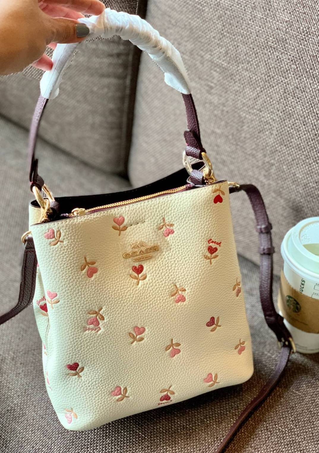 COACH SMALL TOWN BUCKET BAG WITH HEART FLORAL PRINT ((C2811)) 💐พร้อมส่งสินค้าห้ามพลาดค่ะ! กระเป๋าหิ้ว//คล้องไหล่//สะพายครอสบอดี้ร์ได้ ใบเดียวเอาอยู่จร้า😘 หนังแท้โดดเด่นด้วยดอกหัวใจนูนสลับวิ้งๆ ได้สวยงามน่ารักมากๆค่ะ