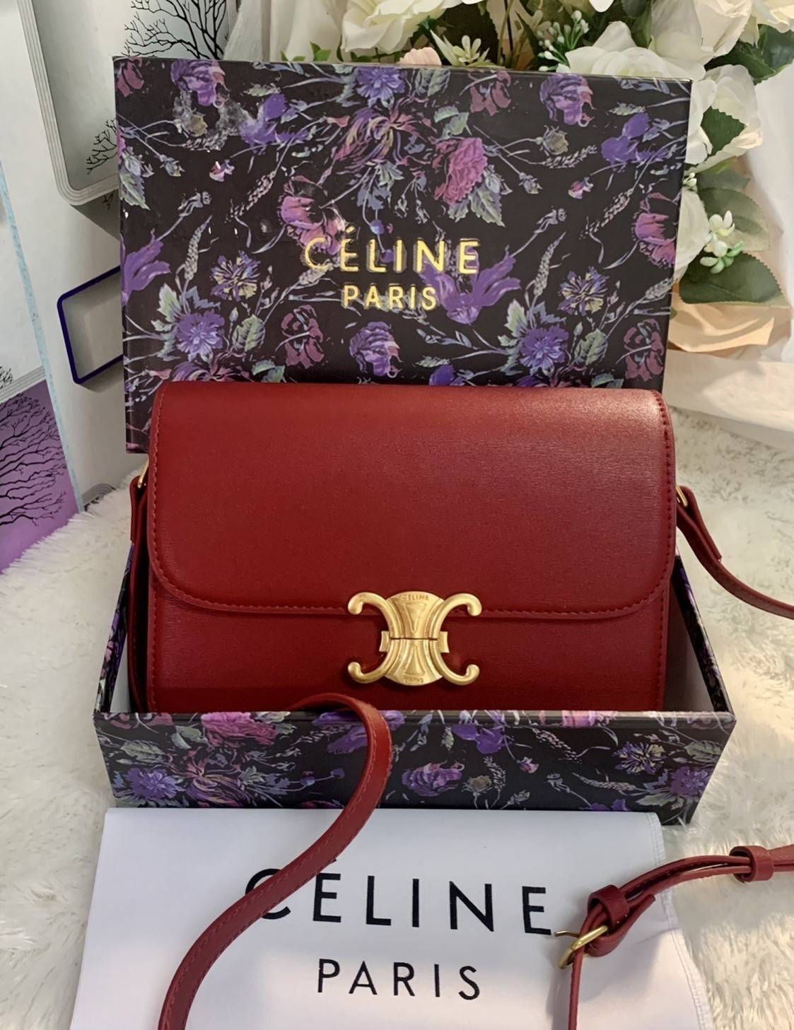 VIP 】CELINE Medium Triomphe Bag In Shiny Calfskin Medium Triomphe Bag In Shiny Calfskin GIFT WITH PURCHASE (GWP) พรีเมี่ยมกิ๊ฟ Limited Edition จาก CELINE PERFUME DUTY FREE COUNTER วัสดุหนังแท้ (Calfskin) ซับในเป็นหนังแกะ (Lambskin) รูปทรงสี่เหลี่ยมผืนผ้า 