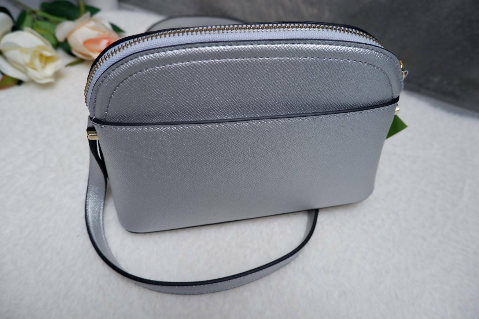 Katespade Crossbody Bag ด้านหน้าติดโลหะชื่อแบรนด์อะไหล่สีทอง เปิดปิดด้วยช่องซิป ด้านในเป็นช่องใส่สิ่งของ และมีป้ายหนังปั๊มโลโก้แบรนด์ ผ้าบุเป็นลายแบรนด์อีกด้วย รุ่นนี้มาพร้อมสายสะพายยาวปรับระดับได้ ทรงนี้สะพายกี่ทีก้อไม่มี out นะจ้ะสาวๆ