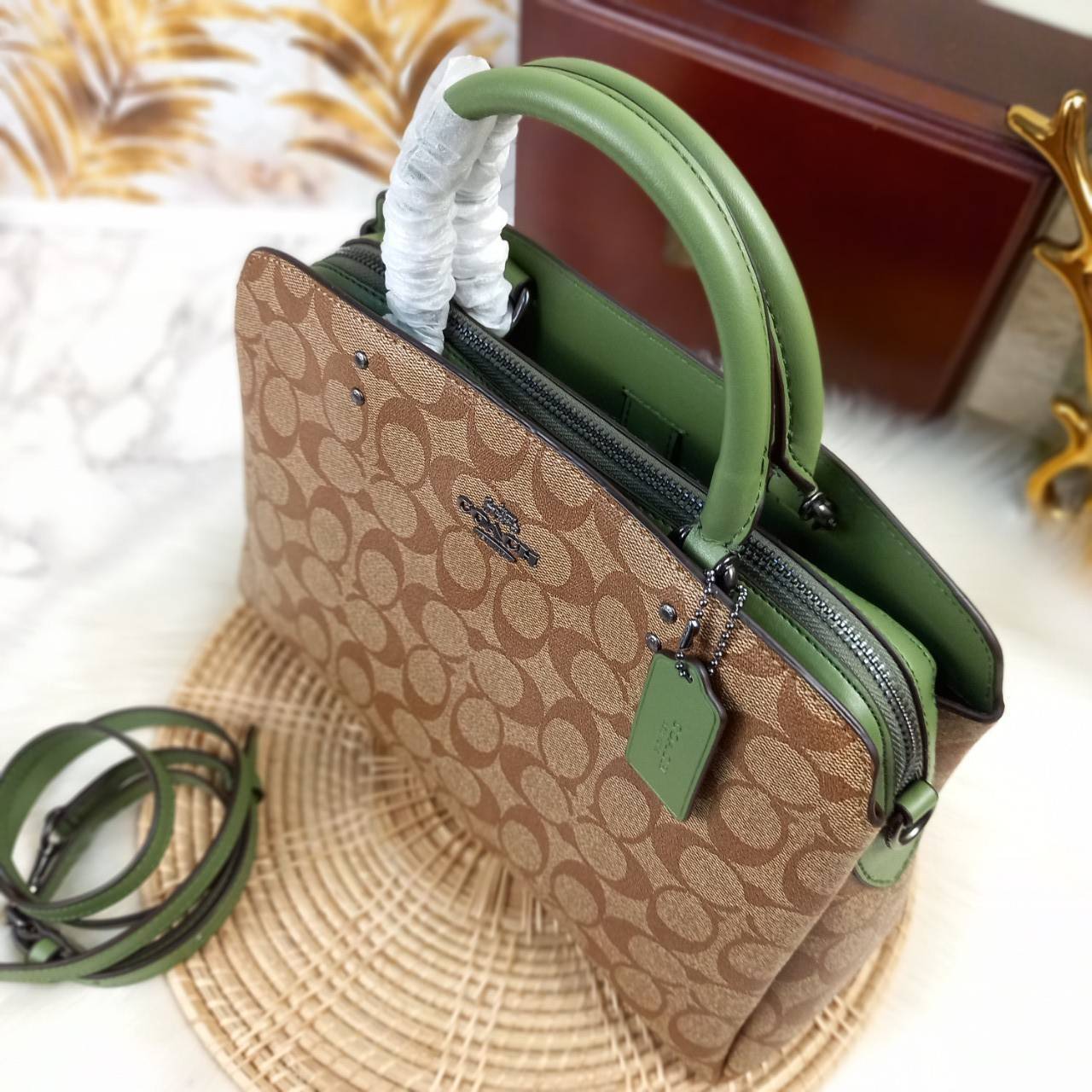 หัวใจจะวาย!! ละมุนมาก ลุคคุณหนูสุดๆ COACH MINI LILLIE CARRYALL (COACH F91494)🌺 ใช้ดีจนต้องบอกต่อ อีกแล้วจ้า ใครๆก็ถามหา😍>>>ทรงถัง รุ่นใหม่ 10 นิ้ว ขนาดกำลังดี เหมาะมือมาก มี 3 ช่องด้านใน ช่องกลาง เปิด-ปิด ด้วยซิป ส่วน 2 ช่องด้านข้
