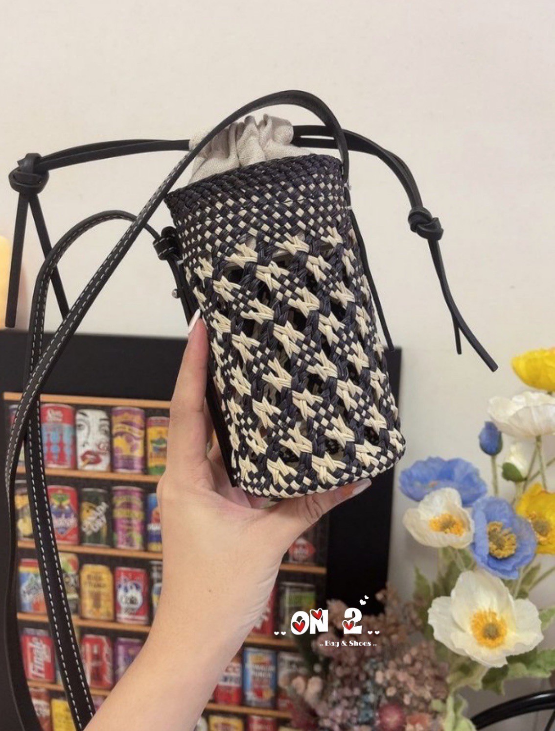 LOEWE Cylinder Pocket in iraca palm and calfskin กระเป๋าสาน สไตล์มินิมอล ไซส์มินิตะมุตะมิ น่ารักไม่ไหว แล้วคือดีต่อใจ แมทช์ง่ายใช้ได้กับทุกลุคค่ะบอกเลย