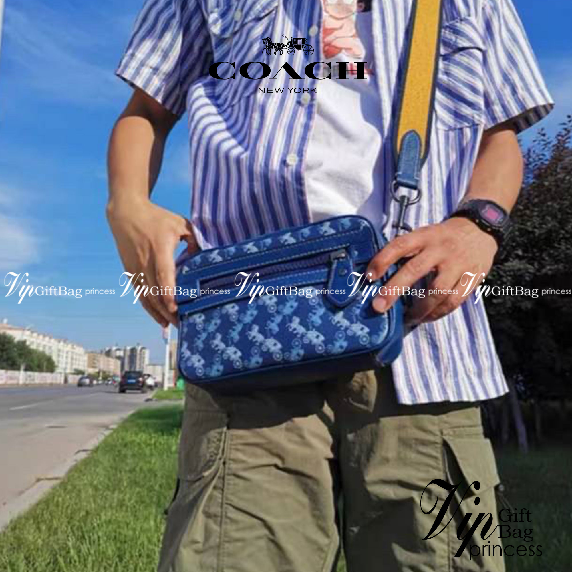 COACH ACADEMY CROSSBODY WITH HORSE AND CARRIAGE PRINT (COACH 89084) ผ้าใบเคลือบพิมพ์ลายและหนังกรวดขัดเงา ภายในกระเป๋ามัลติฟังก์ชั่น| ปิดด้วยซิป ซับในผ้า ด้านนอกมีซิปและกระเป๋าสลิป สายสะพายถอดได้