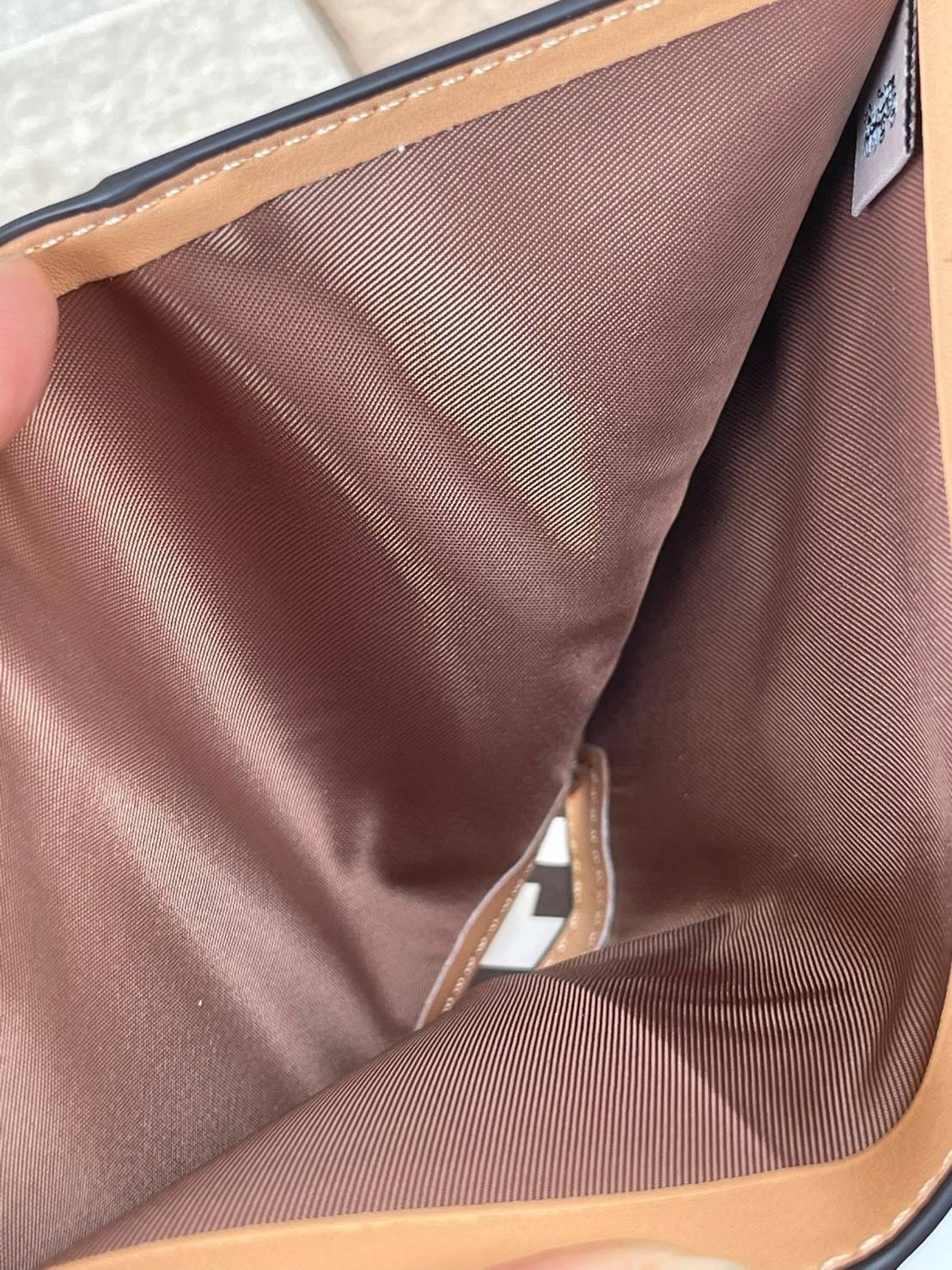 Coach Medium Corner Zip Wallet In Signature Canvas With Hunting Fishing Plaid Print (C6011) กระเป๋าสตางค์ขนาดกลางที่ถือว่าเป็นไอเทม Must Have ของทุกเพศทุกวัยที่ต้องพกติดตัวไว้ตลอดเวลา เพราะนอกจากจะช่วยจัดเก็บเงิน บัตรประชาชน บัตรเครดิตและต่าง ๆ ให้เป็นระเ