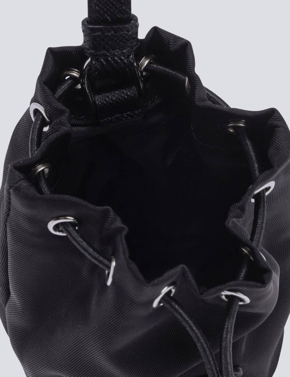 กลับมาตามคำเรียกร้อง Must Have!✴️PRADA MINI DRAWSTRING WITH KEYCHAIN VIP GIFT WITH PURCHASE (GWP) พรีเมี่ยมกิ๊ฟจากต่างประเทศรุ่น Limited "Duty Free" กำลังฮิตสุดๆในเกาหลี วัสดุ Nylon & Polyester 100% ด้านหน้าประดับโลโก้ เปิดปิดแบบ Drawstri